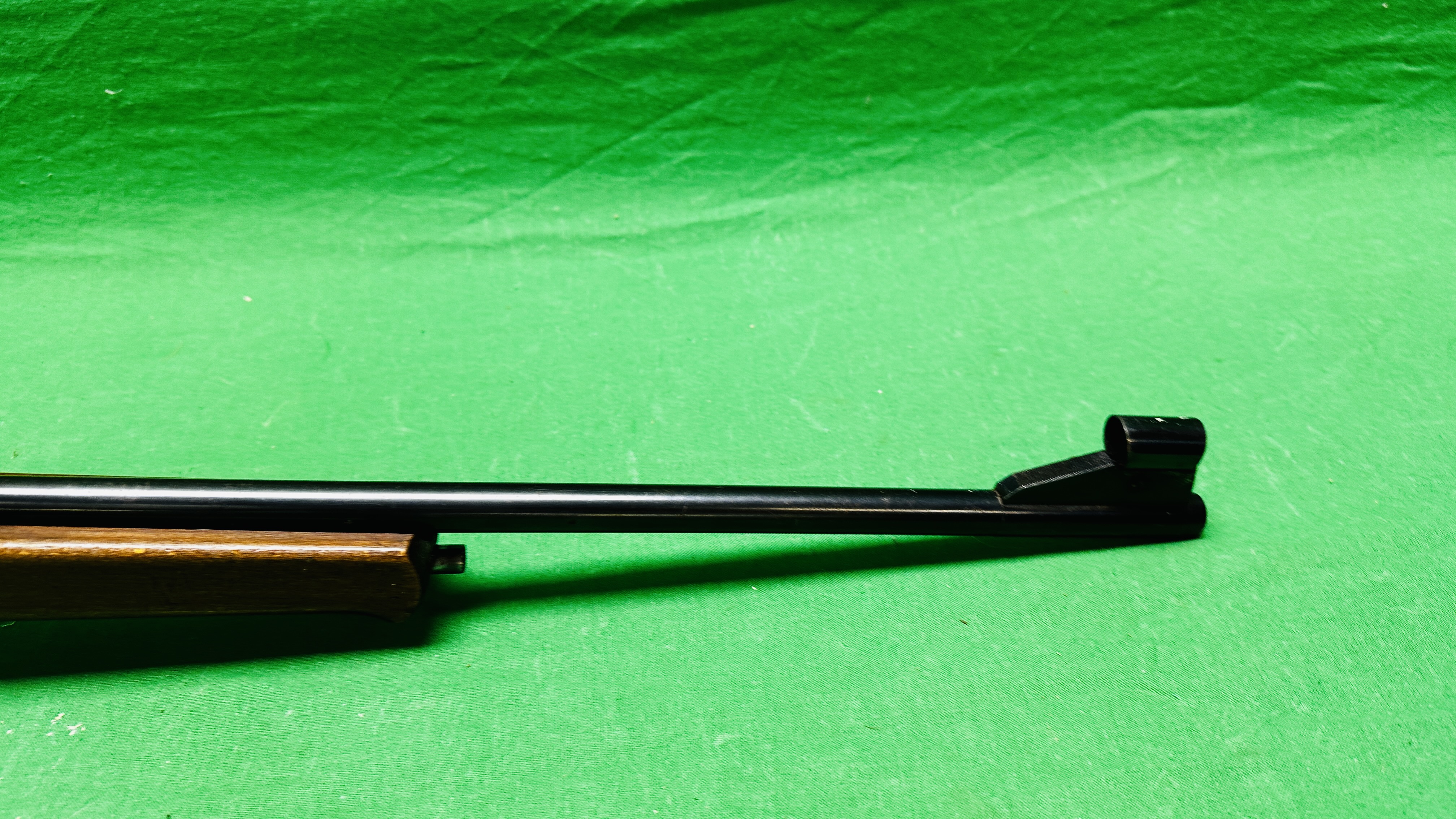 AN ORIGINAL MOD 50 UNDERLEVER AIR RIFLE FITTED WITH BUSHNELL 4 POWER SCOPE - (ALL GUNS TO BE - Image 8 of 15