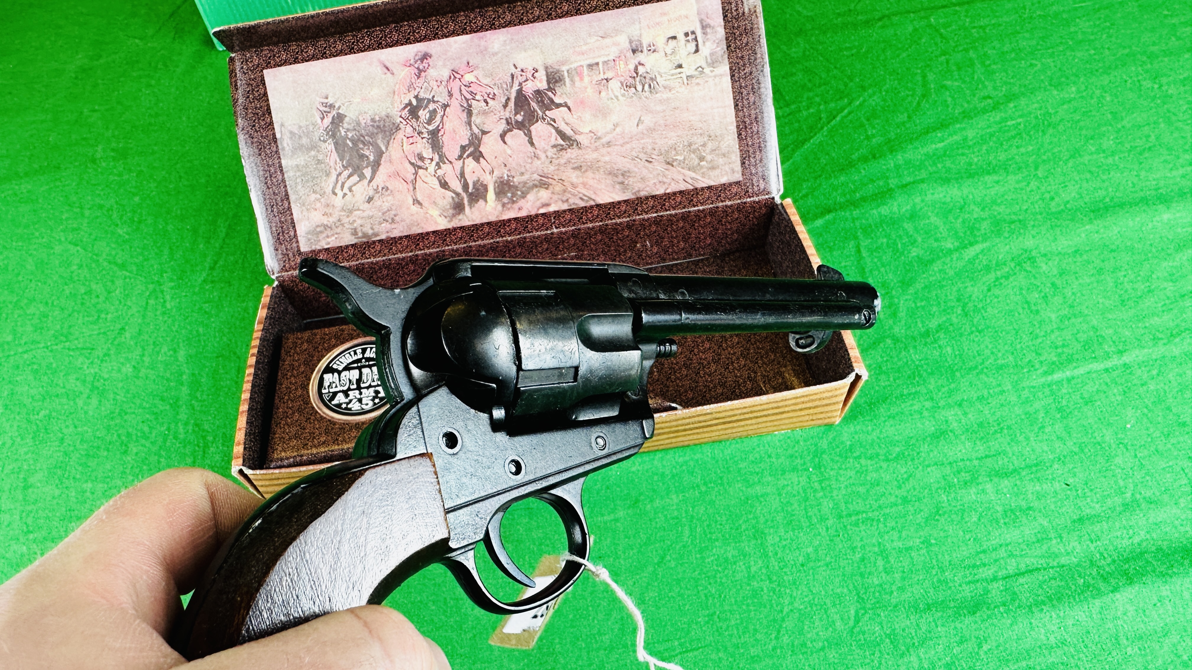 FAST DRAW SINGLE ACTION "ARMY 45" REPLICA REVOLVER (BOXED) - (ALL GUNS TO BE INSPECTED AND SERVICED - Bild 12 aus 17