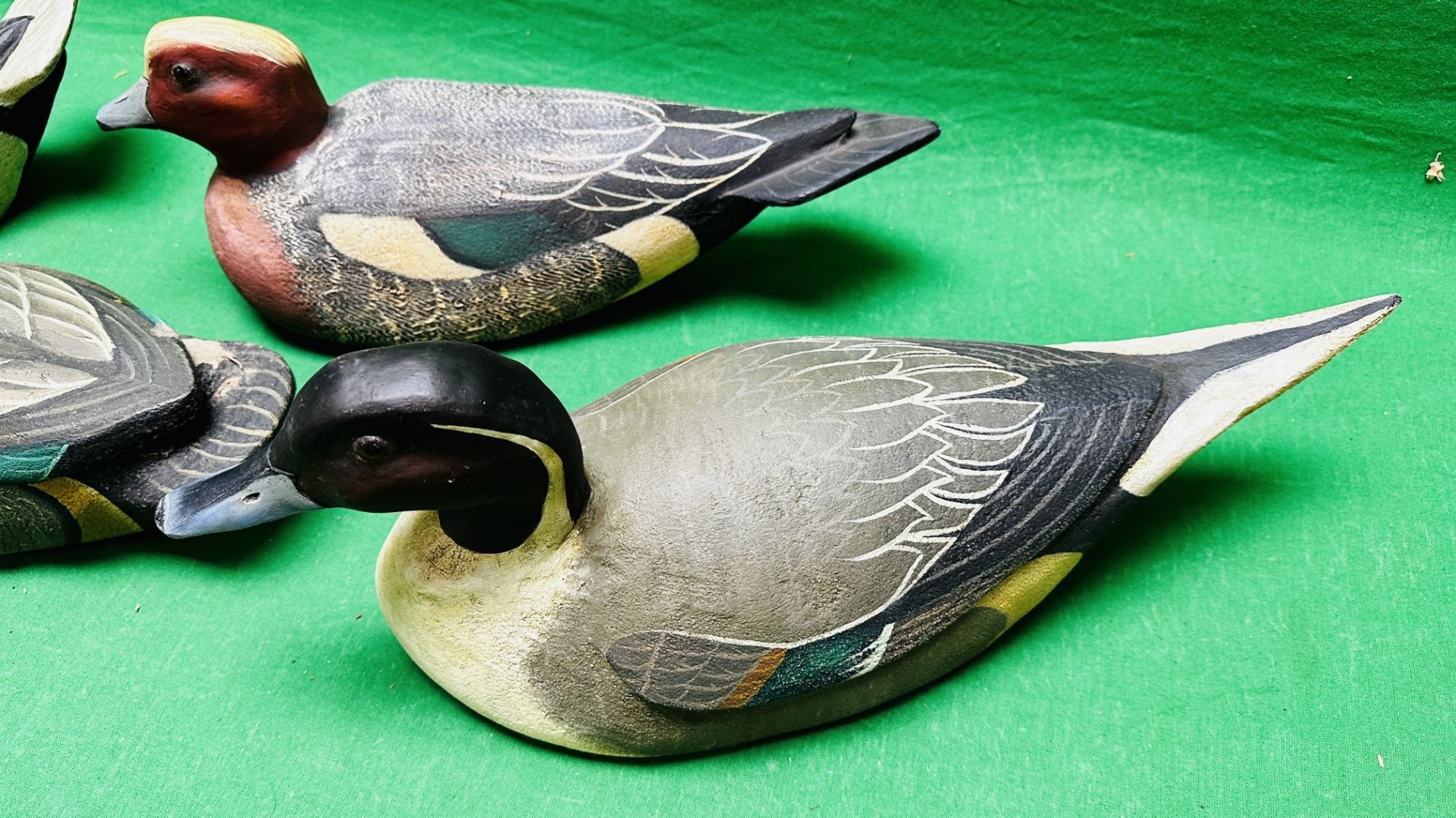 A HANDCRAFTED SET OF 4 DUCK DECOYS HAVING HANDPAINTED DETAIL AND GLASS EYES. - Image 8 of 13
