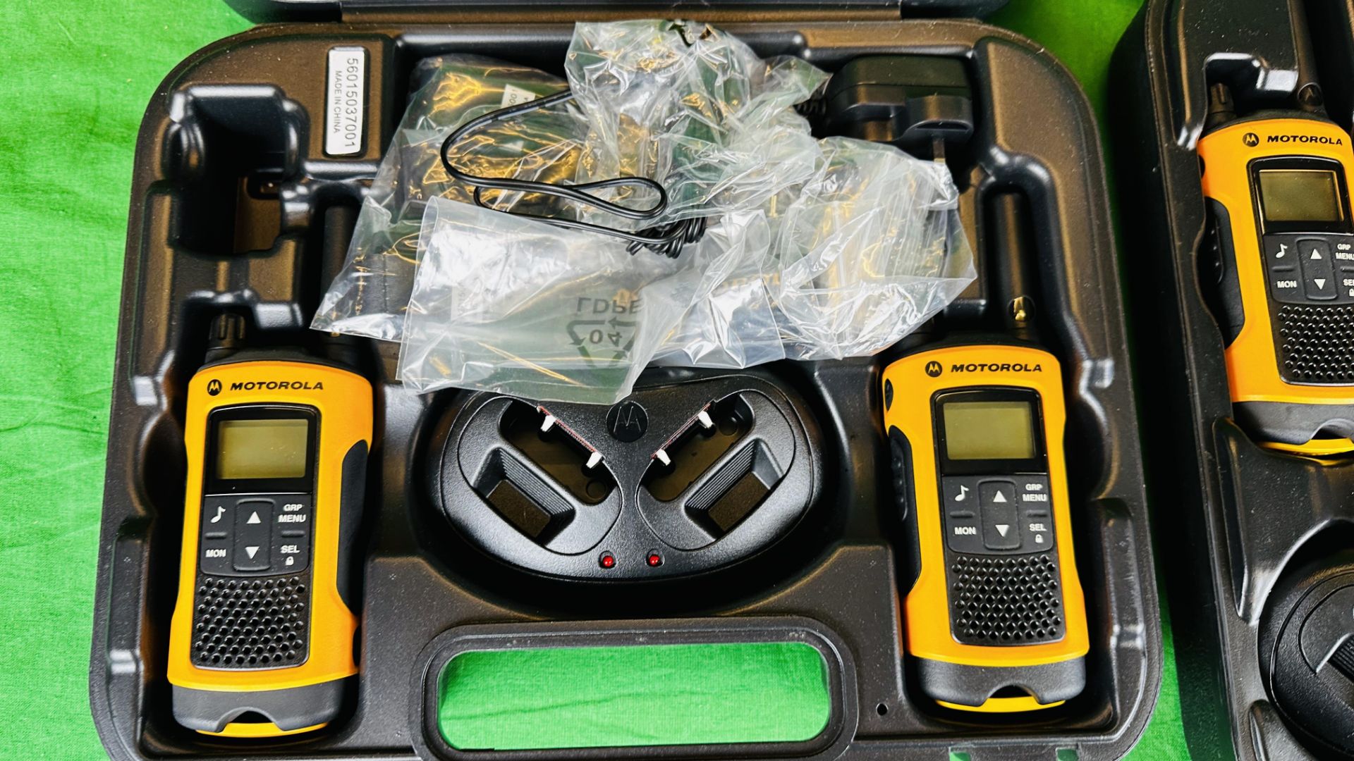 6 X MOTOROLA WALKIE TALKIE RADIO'S CASED WITH CHARGERS AND ACCESSORIES (2 CASES). - Image 10 of 11