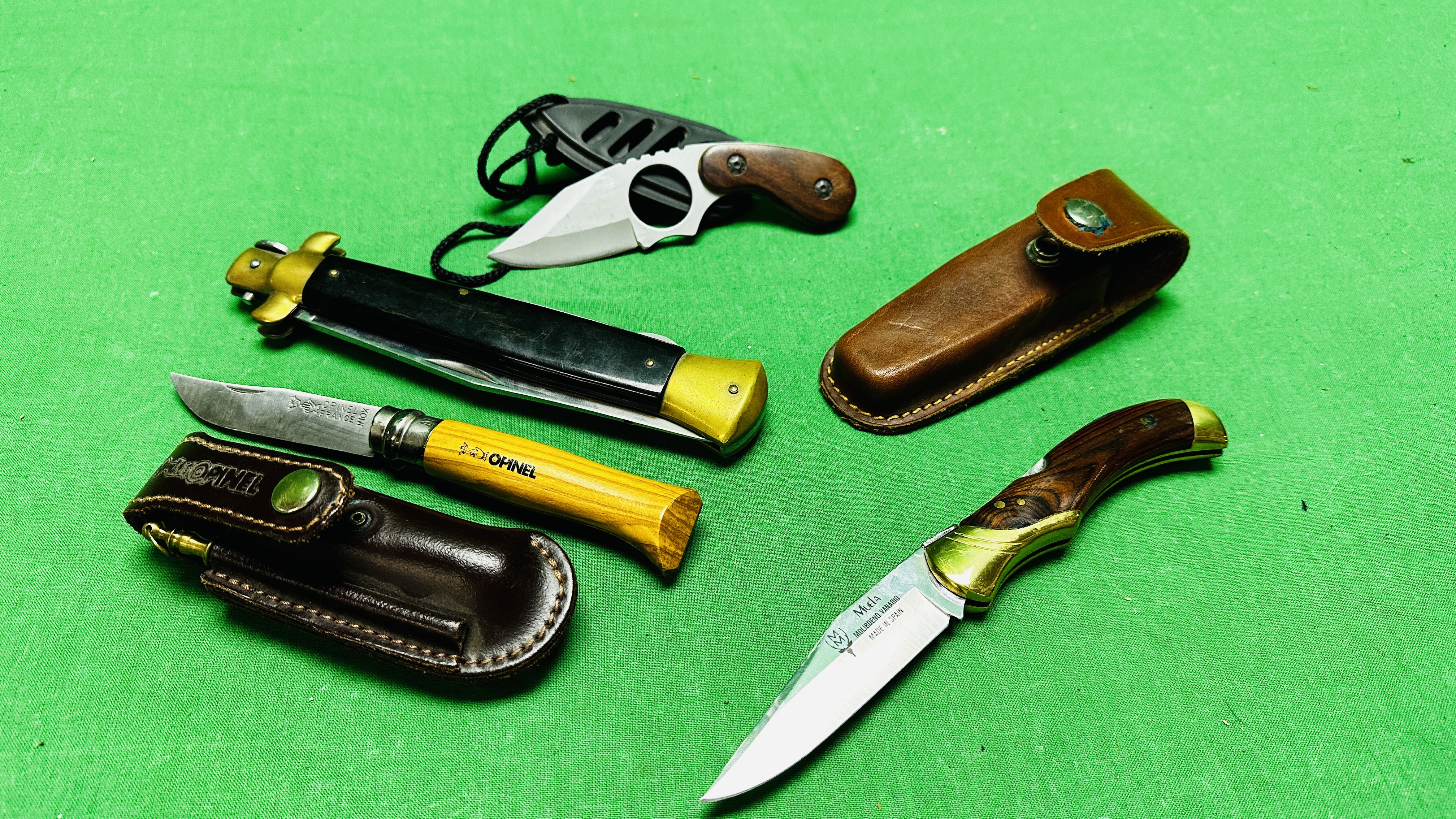 4 X VARIOUS HUNTING KNIVES TO INCLUDE MUELA IN LEATHER SHEATH, JACK PYKE,