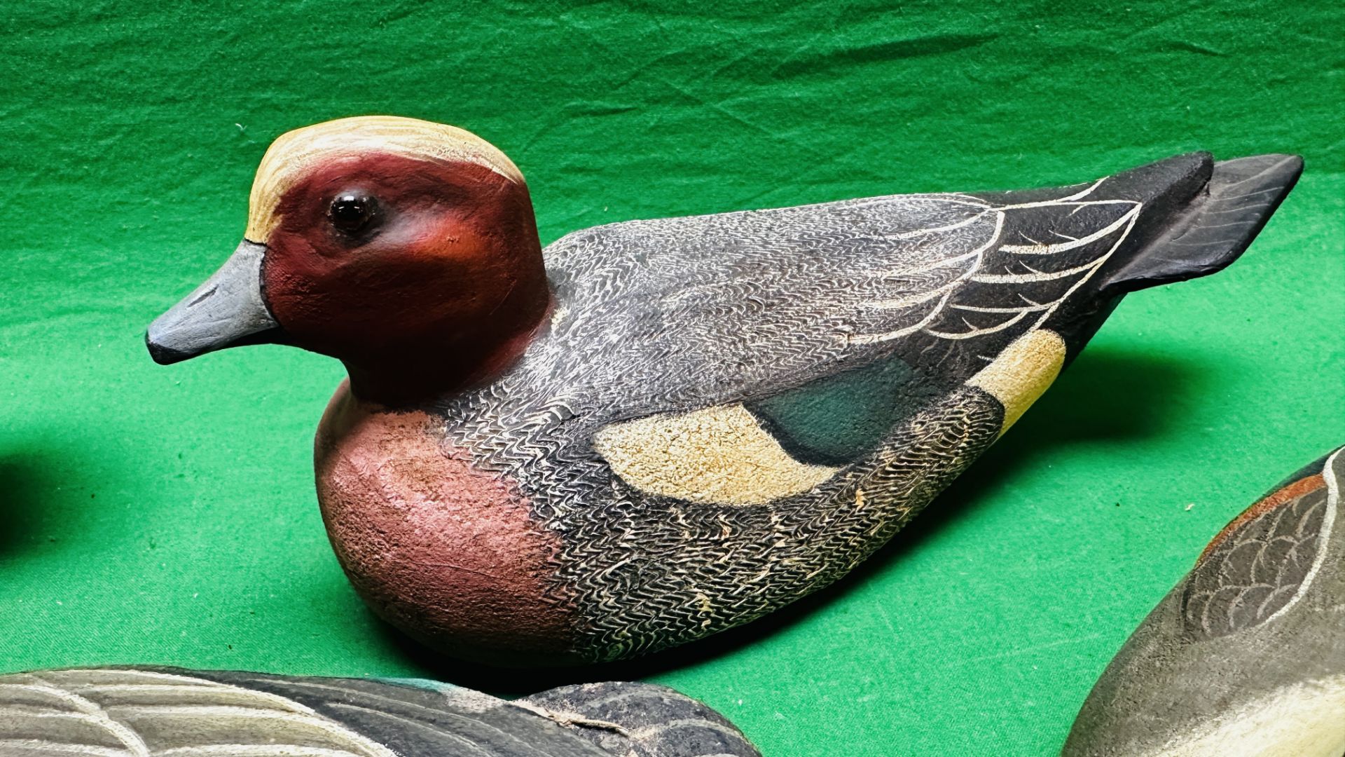 A HANDCRAFTED SET OF 4 DUCK DECOYS HAVING HANDPAINTED DETAIL AND GLASS EYES. - Image 6 of 13