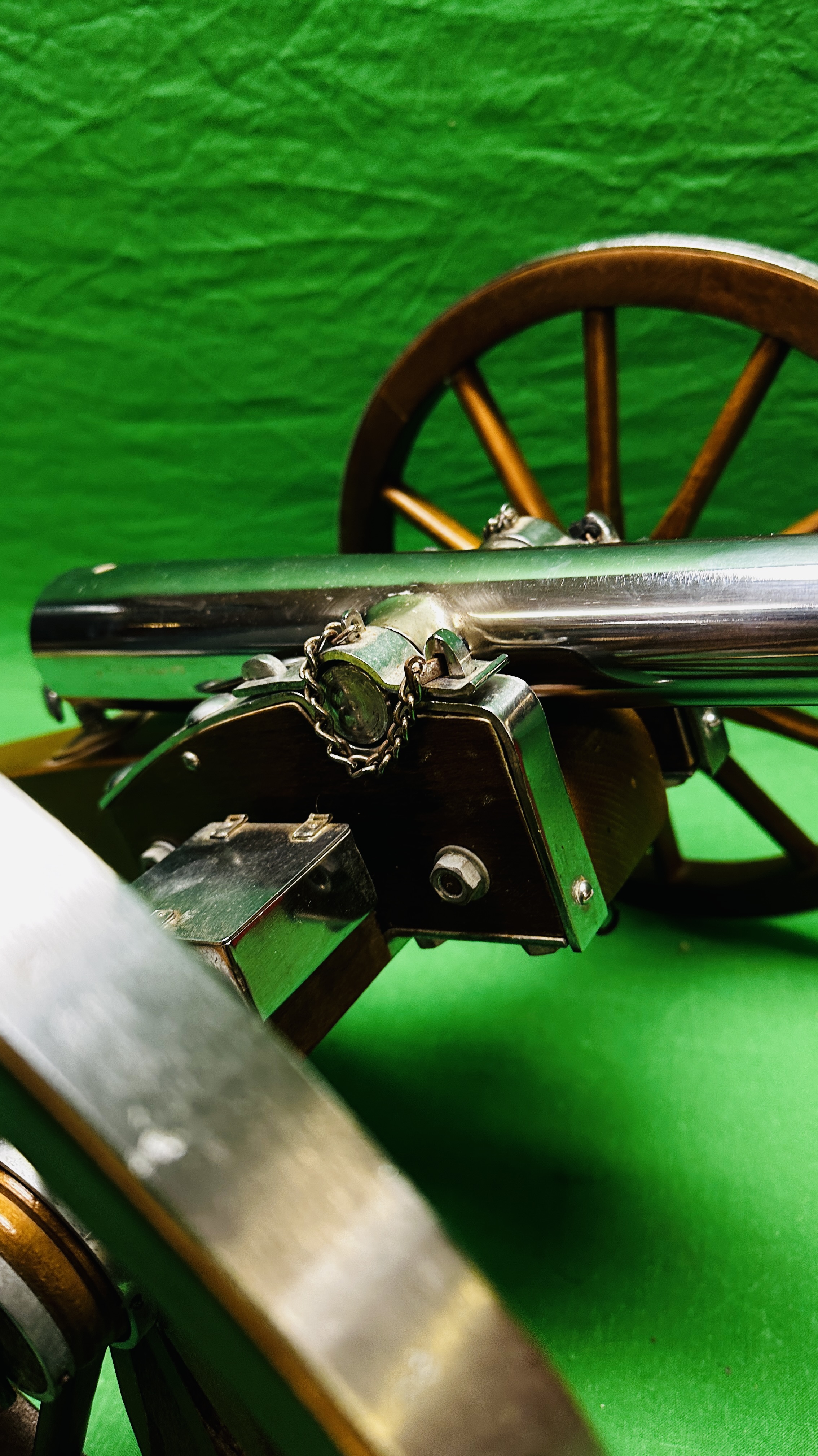 A SPANISH 75 CAL BLACK POWDER ARMAS GIL CANNON 14" BARREL MOUNTED ON A CARRIAGE. - Bild 5 aus 15