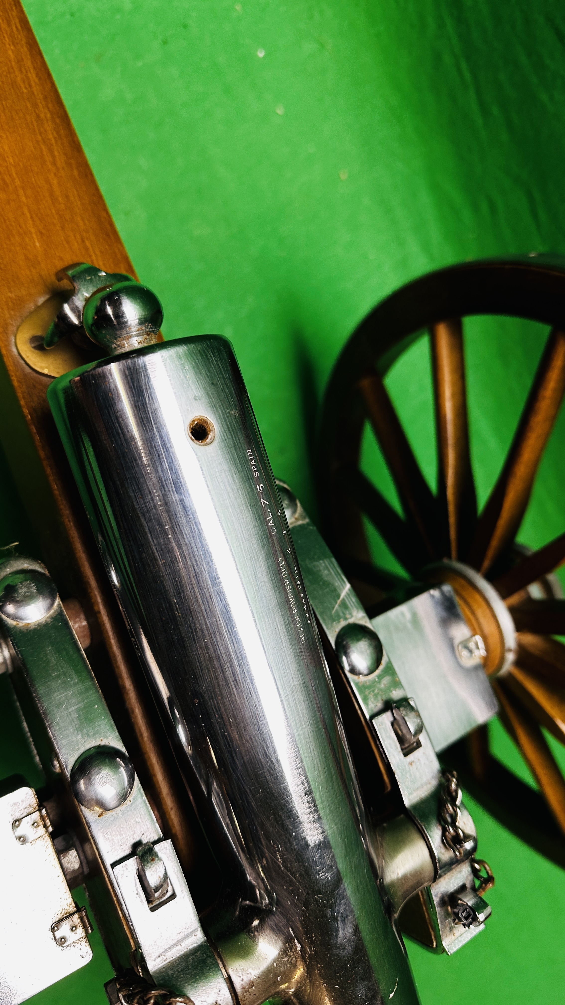 A SPANISH 75 CAL BLACK POWDER ARMAS GIL CANNON 14" BARREL MOUNTED ON A CARRIAGE. - Image 9 of 15