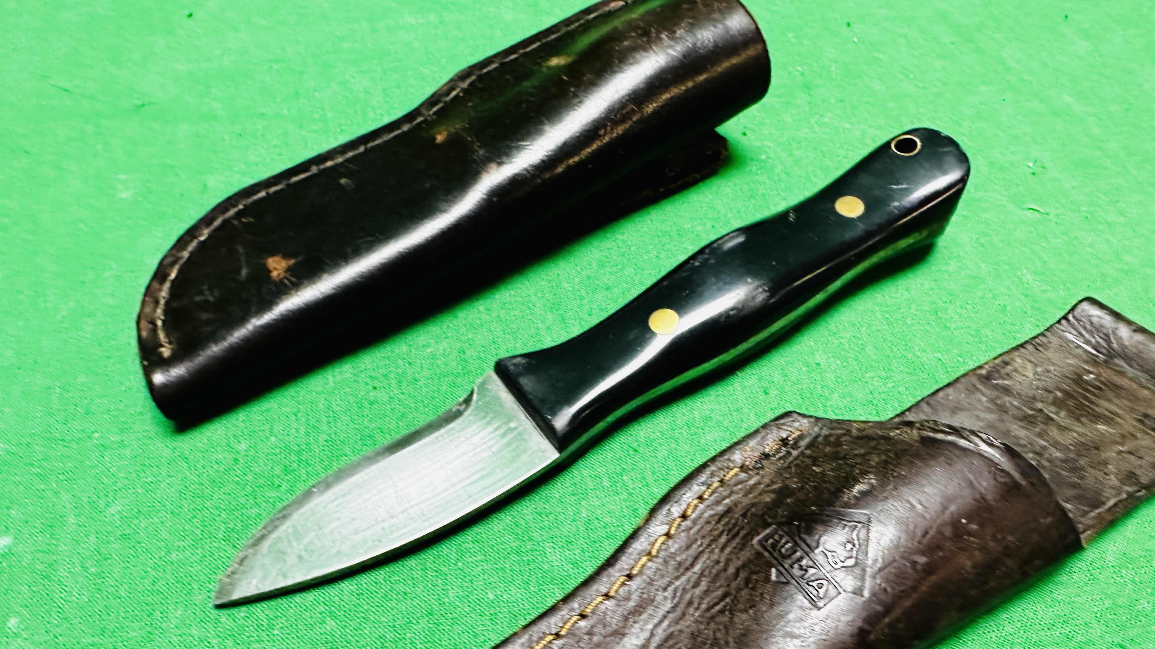 TWO VINTAGE HUNTERS KNIVES IN SHEATHS TO INCLUDE PUMA HUNTERS PAL AND BENIE GARLAND - NO POSTAGE OR - Image 6 of 8