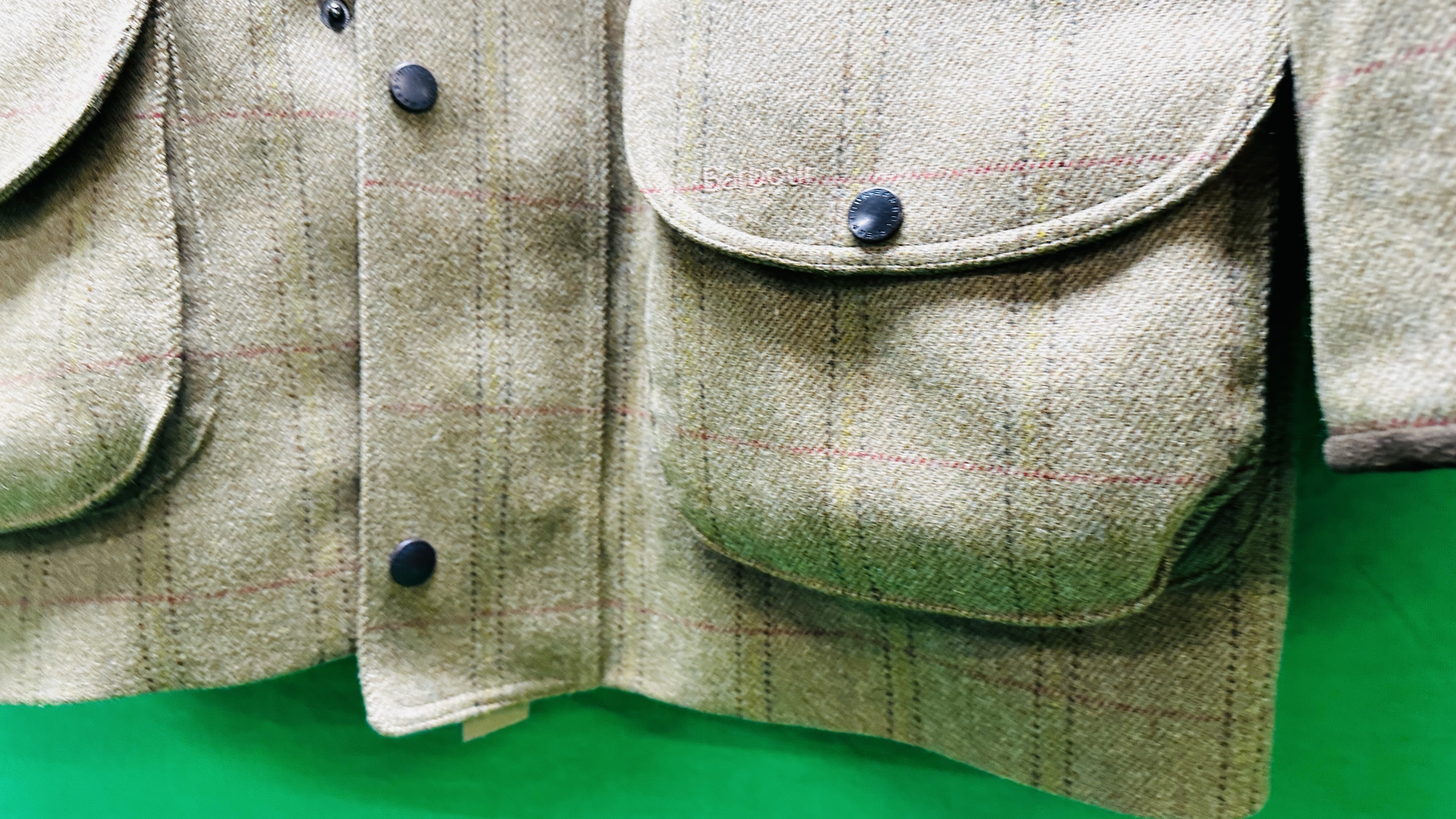 BARBOUR DOUBLE TWIST 100% MERINO 2 PLY TWEED COUNTRY COAT, STYLE T19, - Image 7 of 11