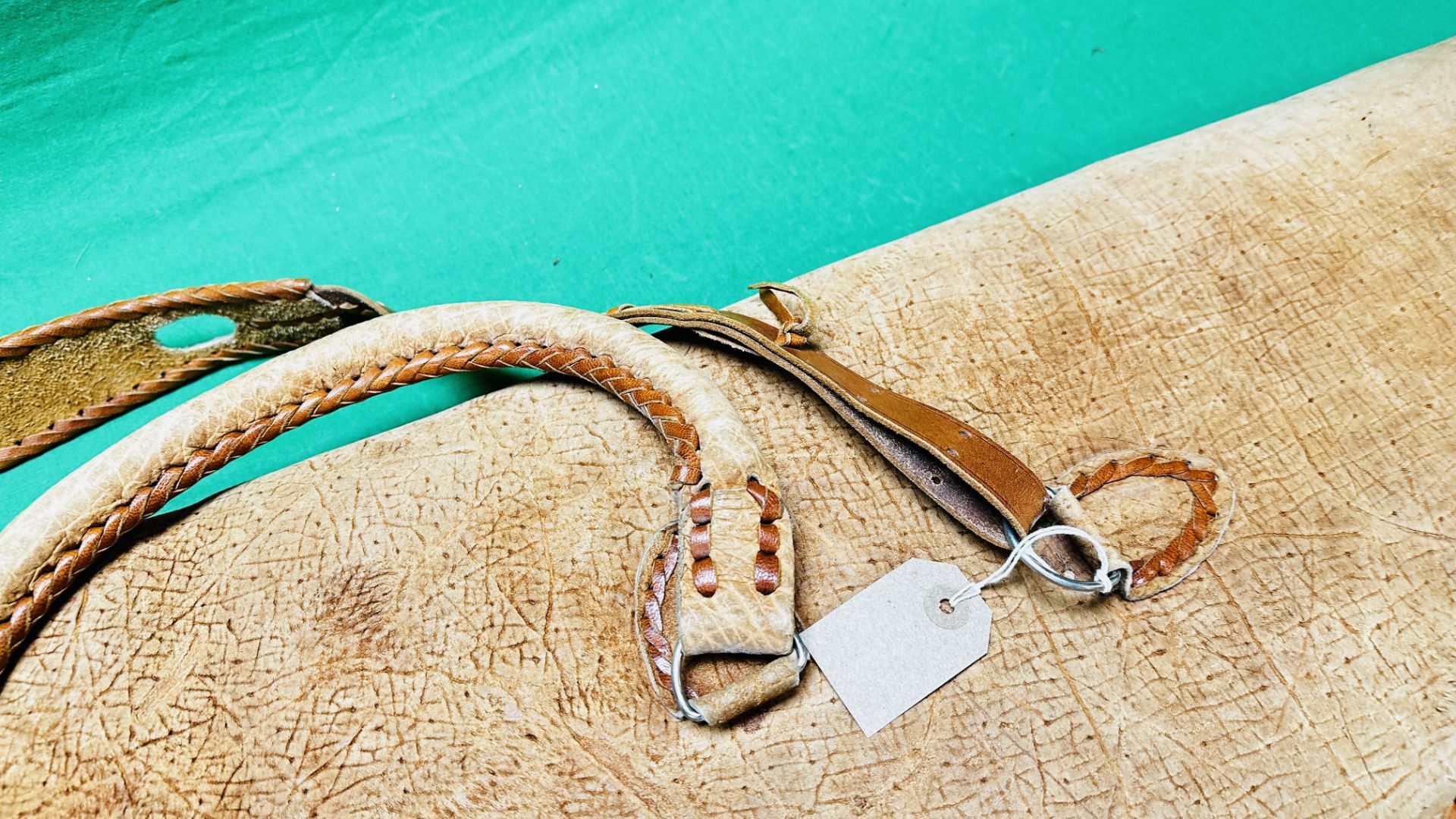 A GOOD QUALITY TAN LEATHER AND BRAIDEN GUN SLIP. - Image 5 of 10