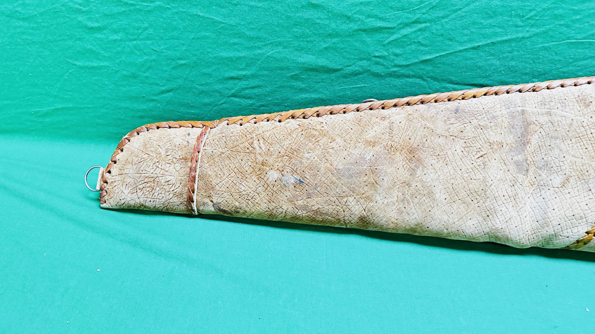A GOOD QUALITY TAN LEATHER AND BRAIDEN GUN SLIP. - Image 4 of 10