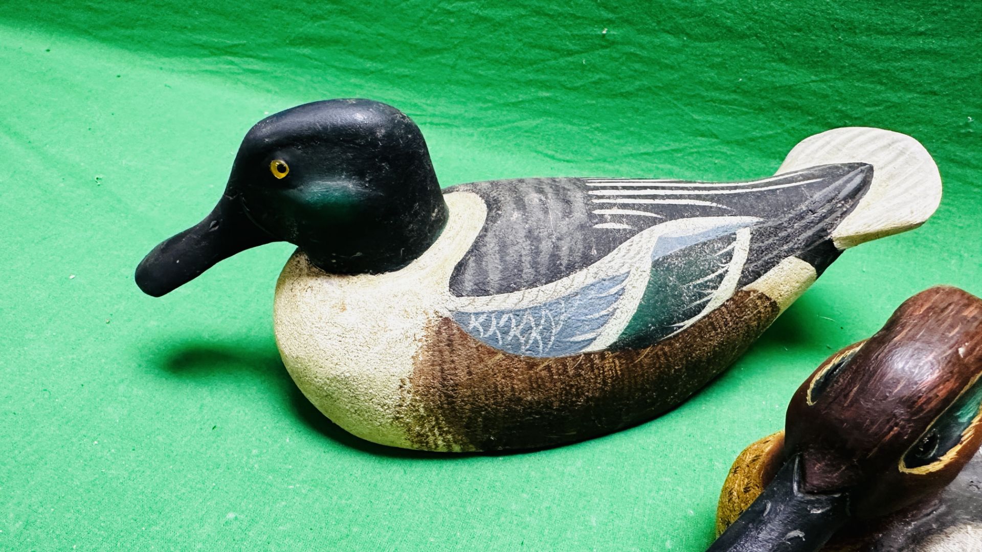 A HANDCRAFTED SET OF 4 DUCK DECOYS HAVING HANDPAINTED DETAIL AND GLASS EYES. - Image 5 of 13