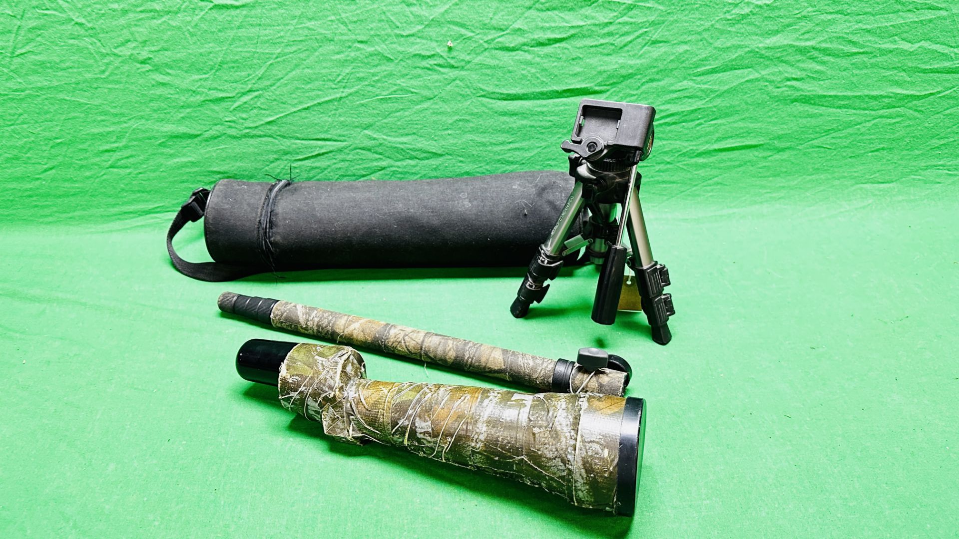 A MIRUDOR SPOTTING SCOPE COMPLETE WITH TRIPOD, CARRY CASE AND MONOPOD STICK.