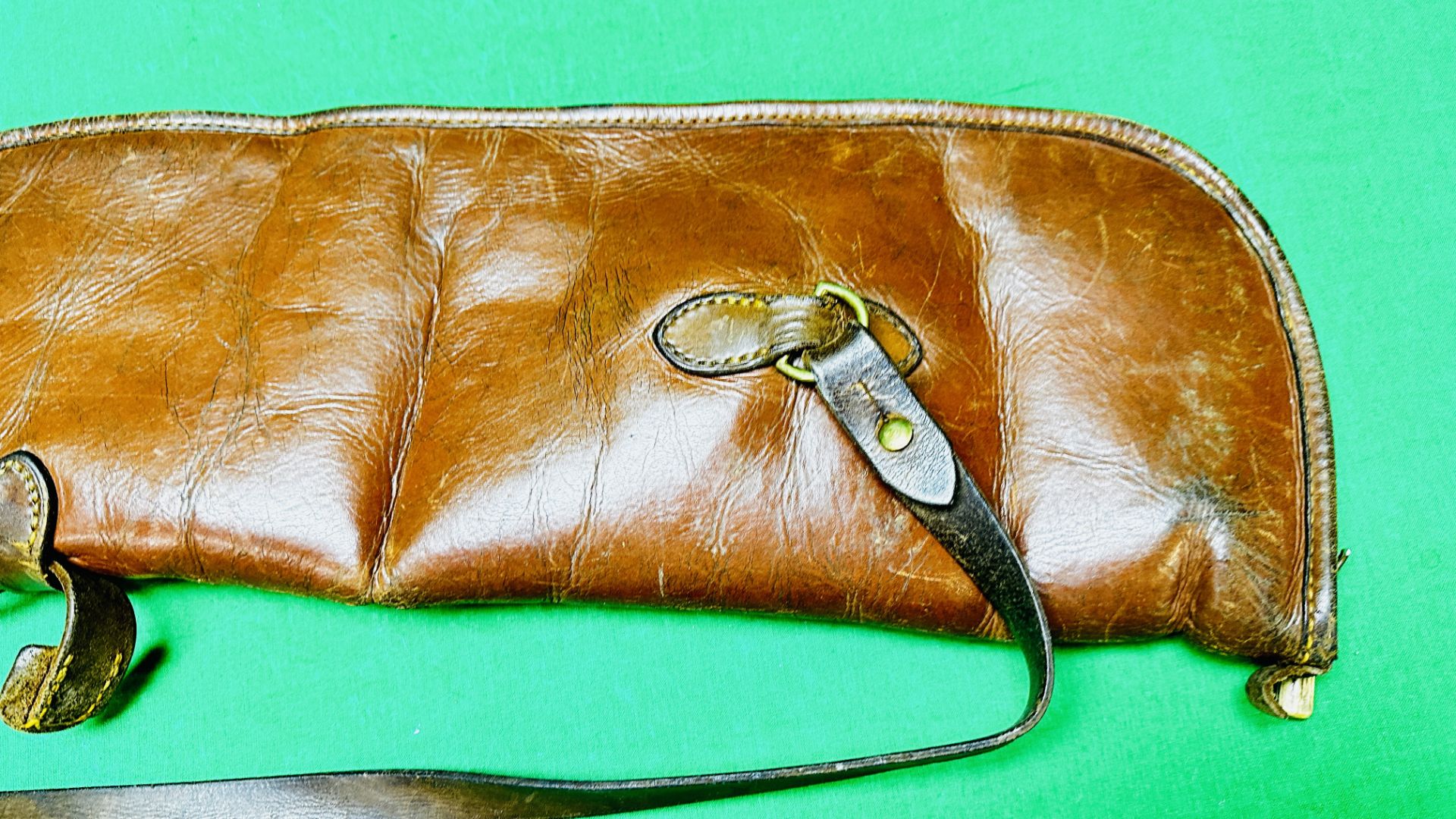 A GOOD QUALITY LEATHER AND SHEEP SKIN LINED GUN SLIP - Image 2 of 9