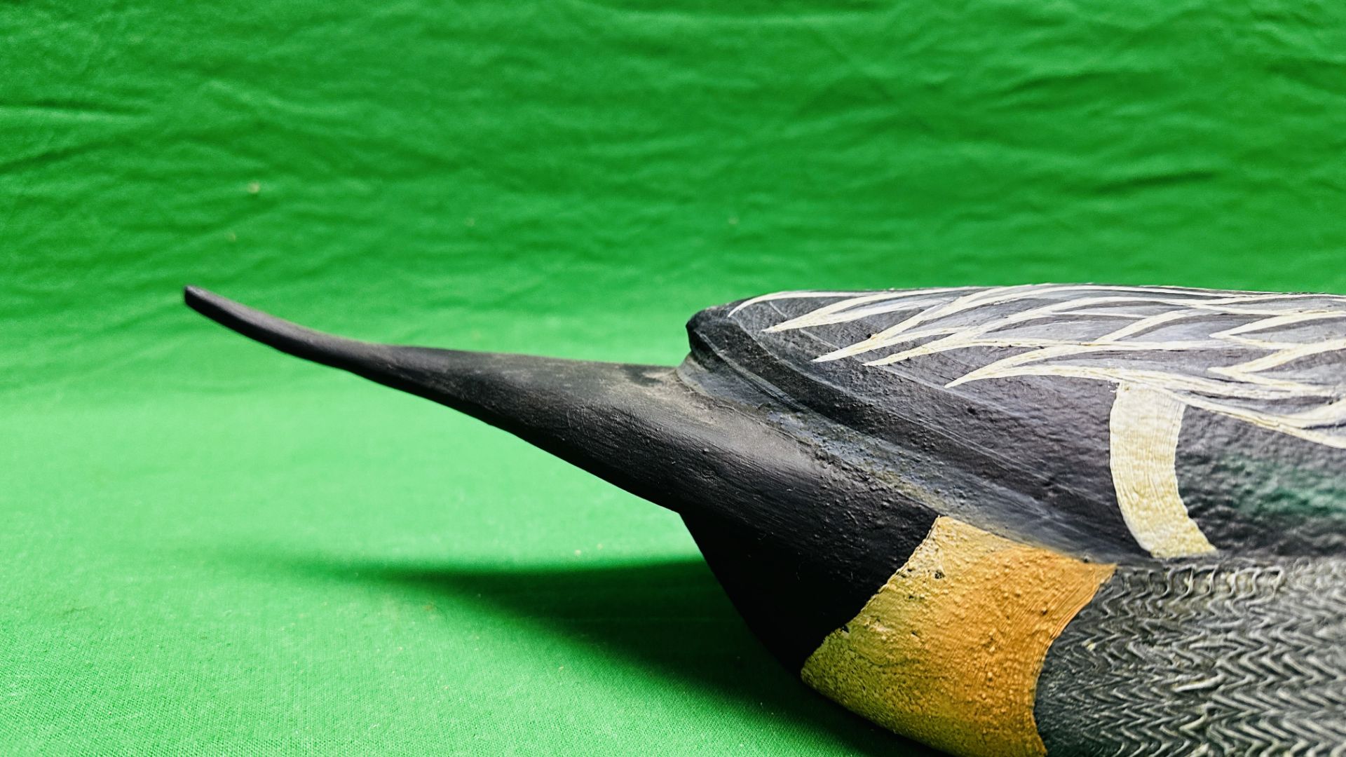 A HANDCRAFTED DUCK DECOY HAVING HANDPAINTED DETAIL AND GLASS EYES. - Image 4 of 10