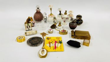 A GROUP OF SCENT BOTTLES, ATOMISERS, COMPACTS ETC.