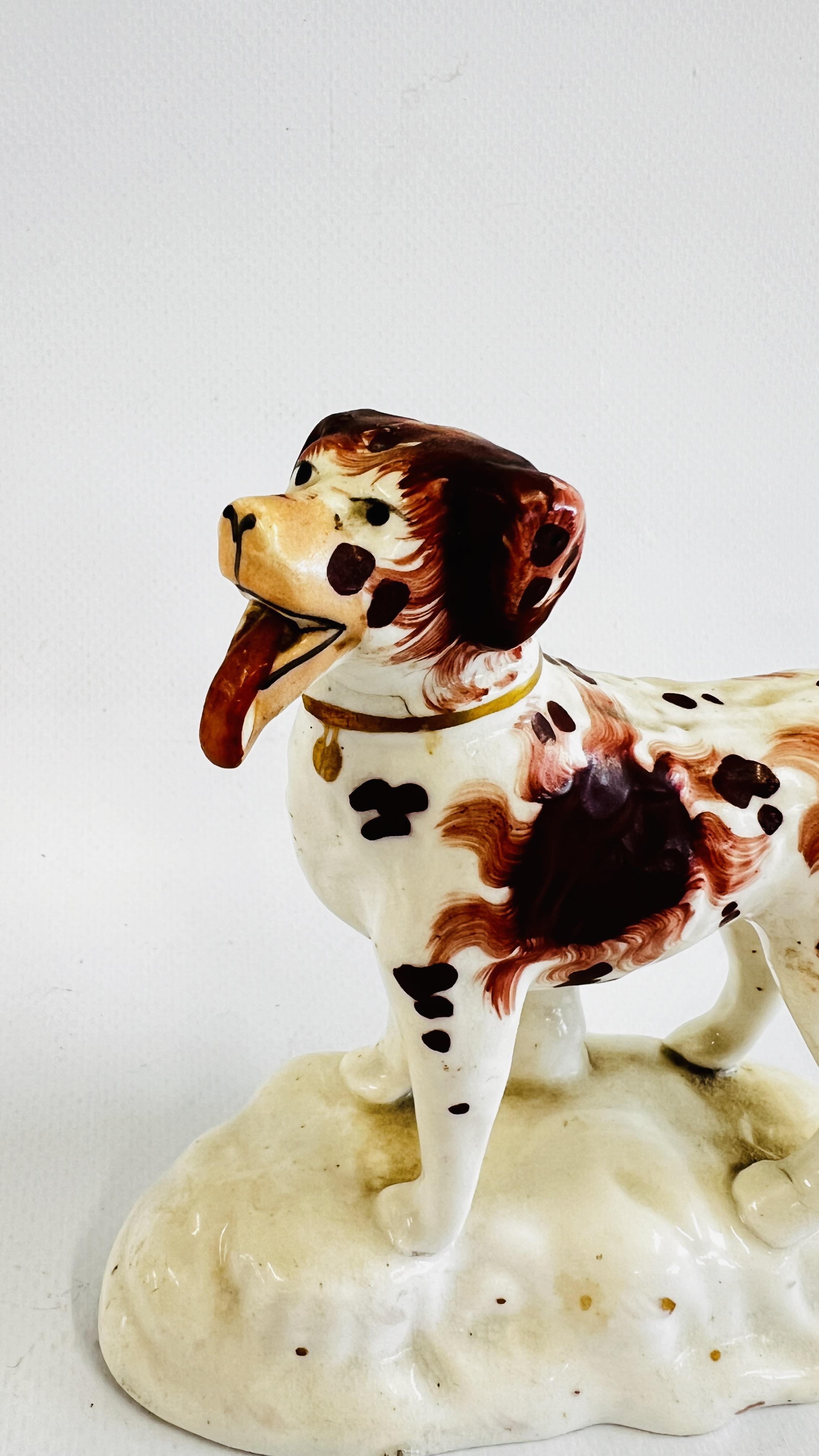 A STAFFORDSHIRE SPANIEL ORNAMENT L 12CM X H 11.5CM. - Image 2 of 4