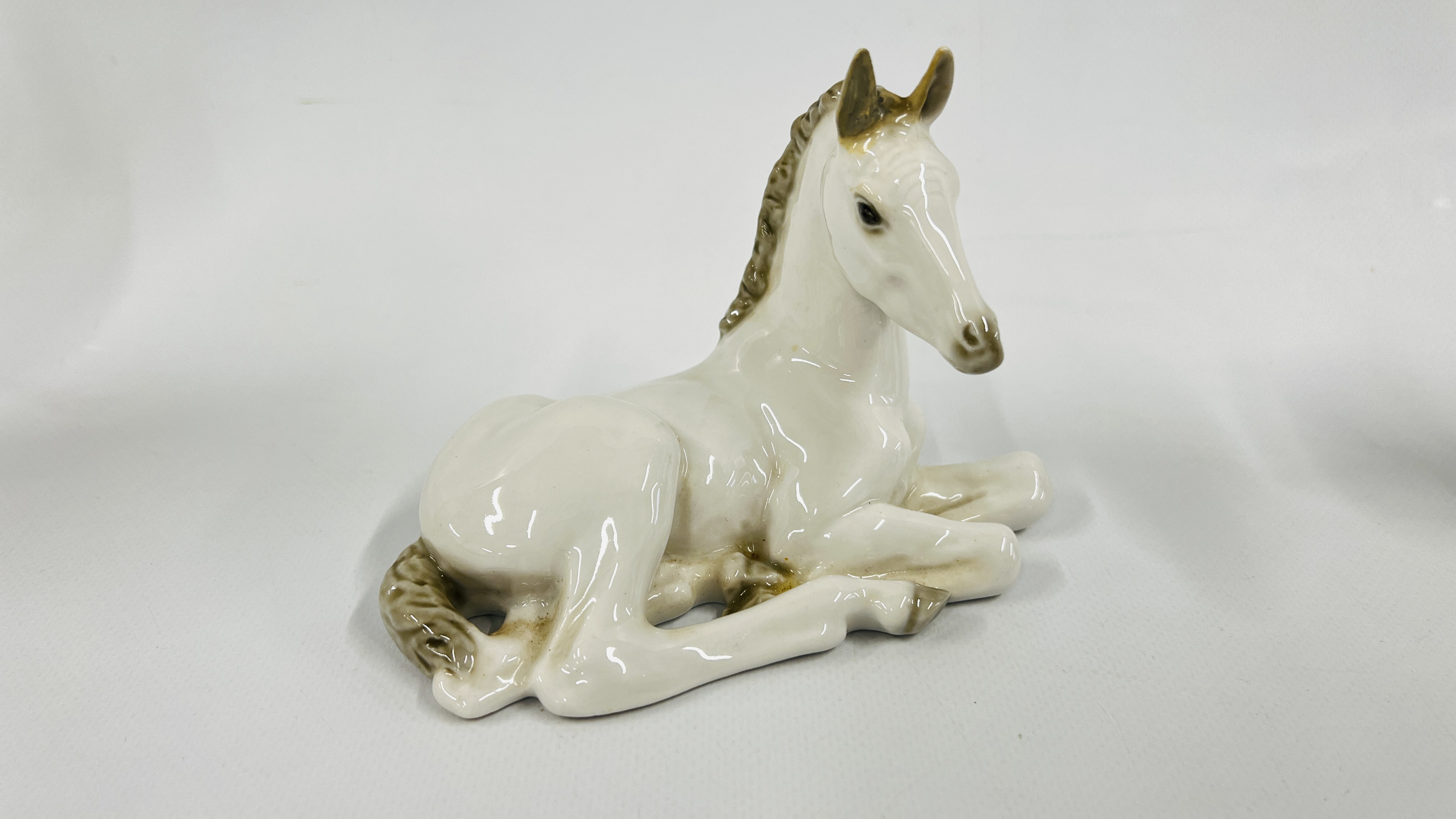 A GROUP OF CABINET ORNAMENTS TO INCLUDE A BESWICK, USSR HORSES AND A COOPERCRAFT DOG ETC. - Image 3 of 4
