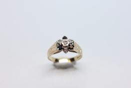 A VINTAGE STYLE 9CT GOLD DIAMOND AND SAPPHIRE FLOWER HEAD RING.