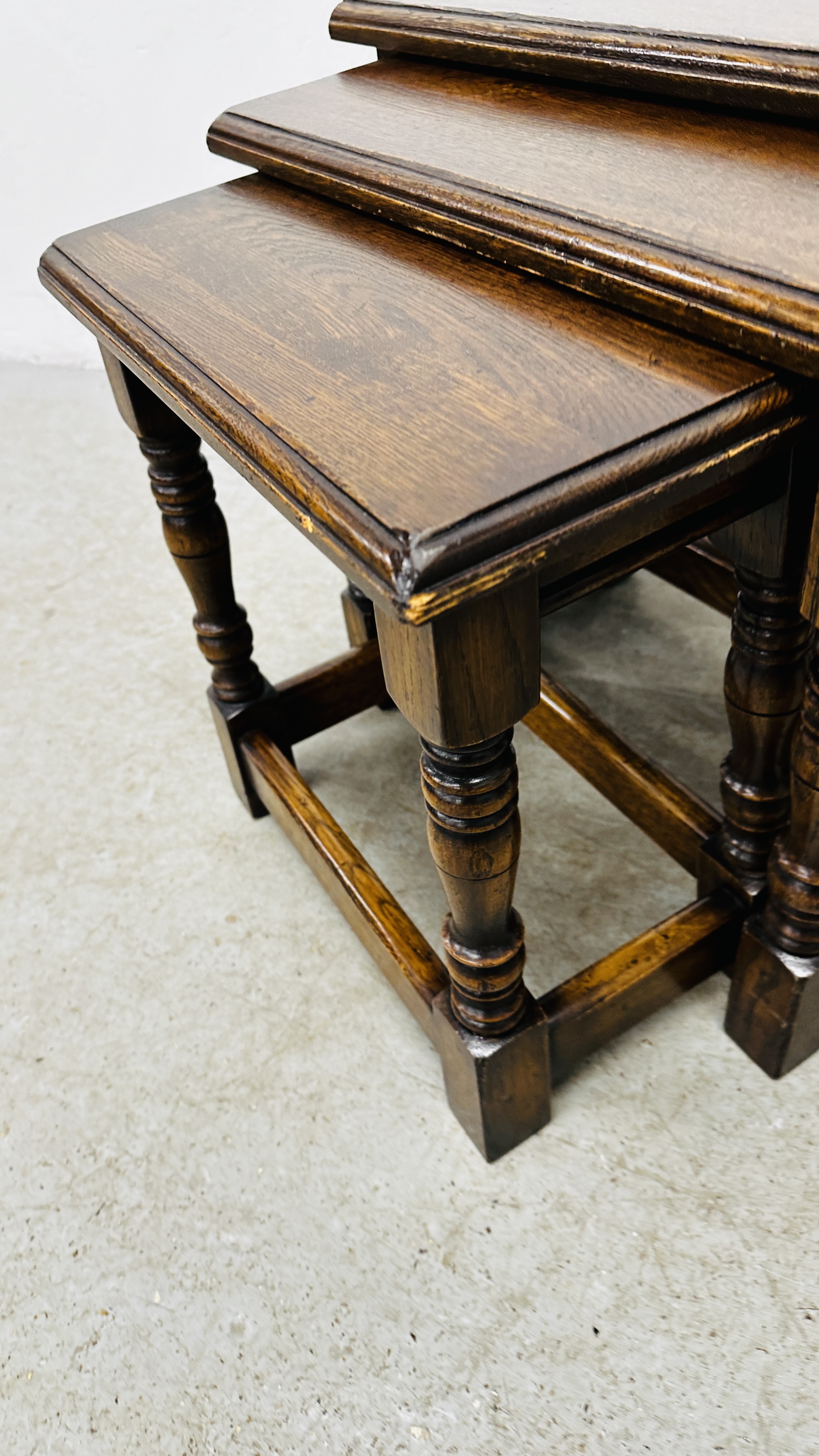 NEST OF THREE GRADUATED SOLID OAK OCCASIONAL TABLES. - Image 6 of 9