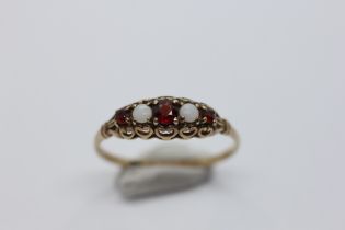 A VINTAGE STYLE 9CT GOLD GARNET AND OPAL RING.