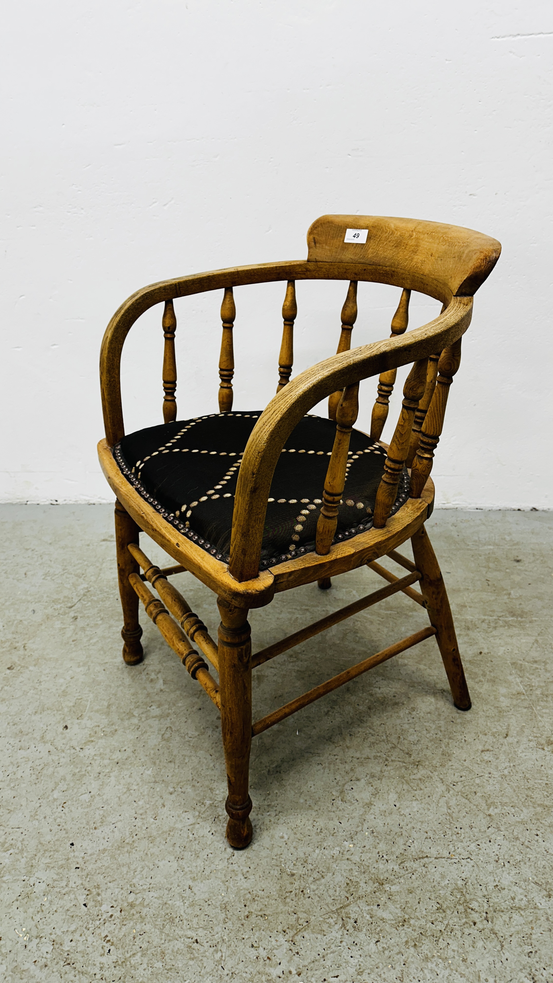 A VINTAGE OAK SMOKER'S STYLE CHAIR ON TURNED SUPPORTS. - Image 4 of 7
