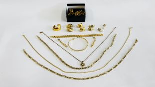 A GROUP OF GOLD TONE JEWELLERY TO INCLUDE NECKLACES AND BRACELETS AND A SELECTION OF CLIP ON