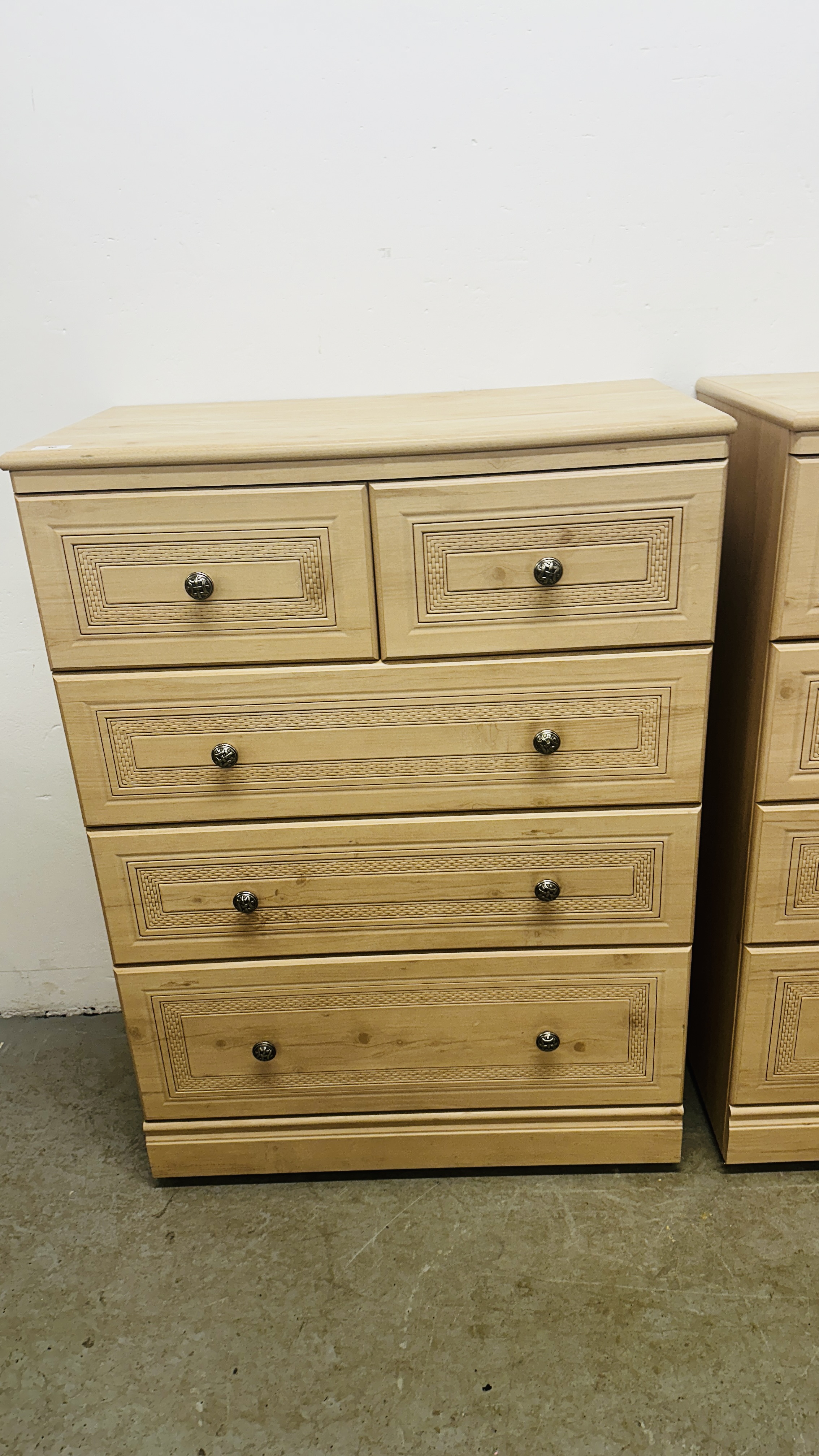 A PAIR OF ALSTONS OYSTER BAY MODERN LIMED FINISH TWO OVER THREE DRAWER CHESTS EACH W 77CM X D 41CM - Image 2 of 11