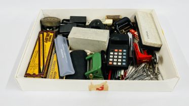 A QUANTITY OF VINTAGE STATIONERY TO INCLUDE A COMMODORE VINTAGE CALCULATORS, PARKER PENS,