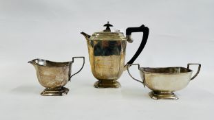 A VINTAGE 3 PIECE SILVER PLATED COFFEE SET COMPRISING OF A COFFEE POT, SUGAR AND CREAM JUG.