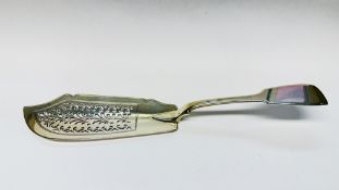 AN ANTIQUE SILVER SERVING SLICE, LONDON ASSAY 1833, MAKER W. EATON, L 29.5CM.