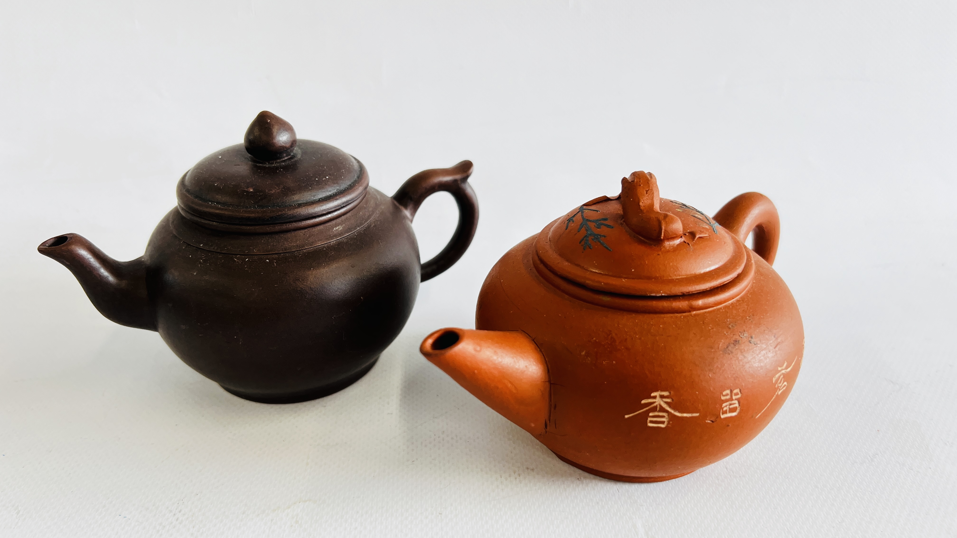 A GROUP OF FIVE VARIOUS ORIENTAL POTTERY TEAPOTS. - Image 4 of 4