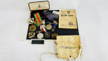 A TRAY OF ASSORTED VINTAGE BADGES AND MEDALS TO INCLUDE MINIATURES TOGETHER WITH A HELIOGRAPH AND