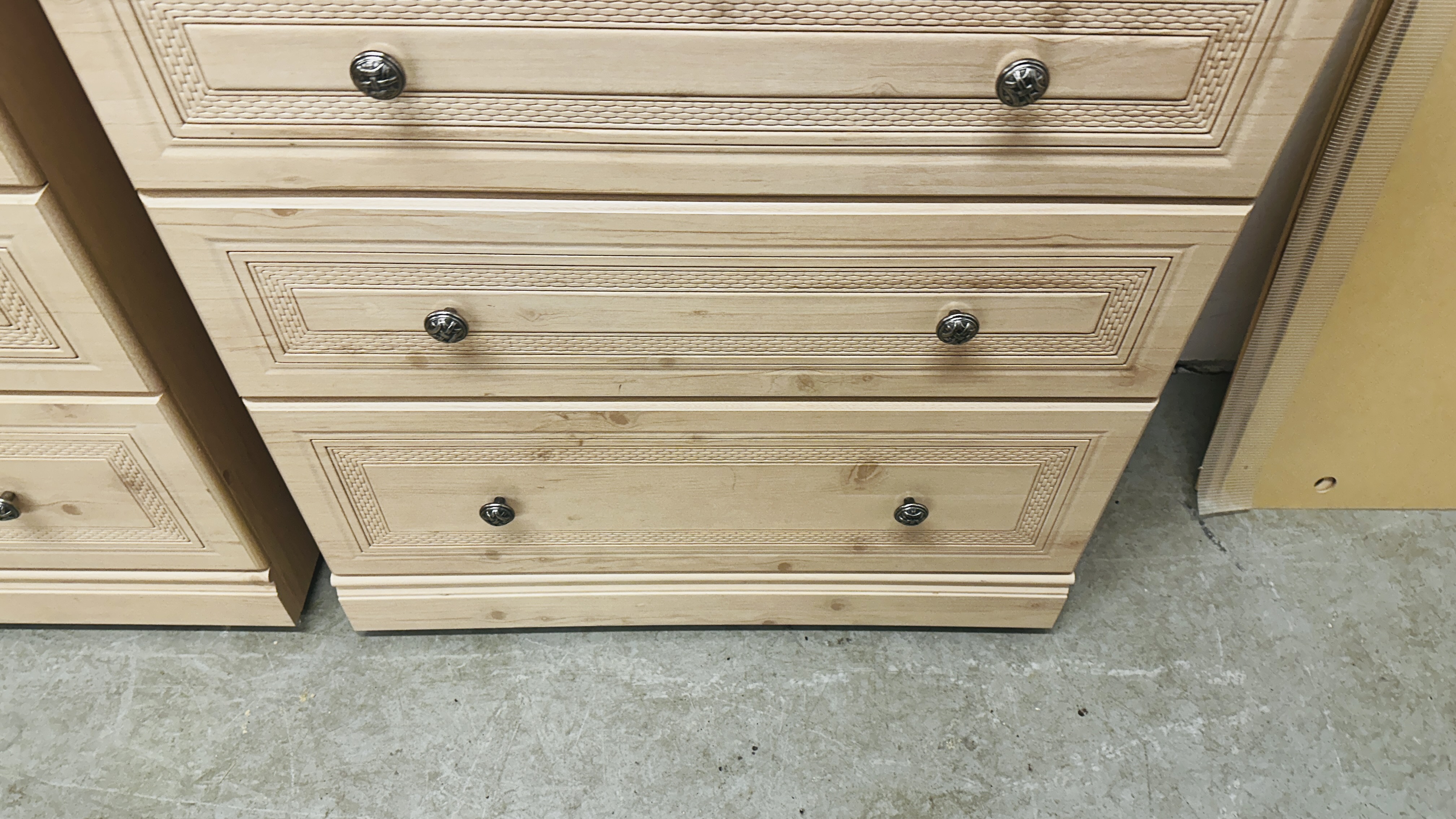 A PAIR OF ALSTONS OYSTER BAY MODERN LIMED FINISH TWO OVER THREE DRAWER CHESTS EACH W 77CM X D 41CM - Image 9 of 11