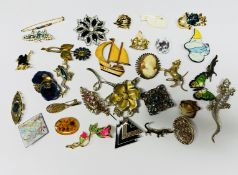 32 COSTUME BROOCHES TO INCLUDE STONE SET, ANIMALS, ENAMEL, FLOWER DESIGN ETC.