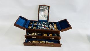 A WOODEN JEWELLERY BOX CONTAINING COSTUME JEWELLERY, BEADS, BANGLES, RINGS, EARRINGS ETC.