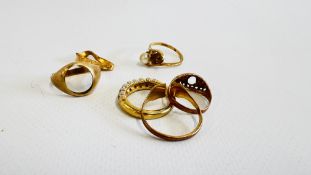 A GROUP OF 4 YELLOW METAL RINGS A/F ALONG WITH A FURTHER 2 X 9CT GOLD EXAMPLES A/F.