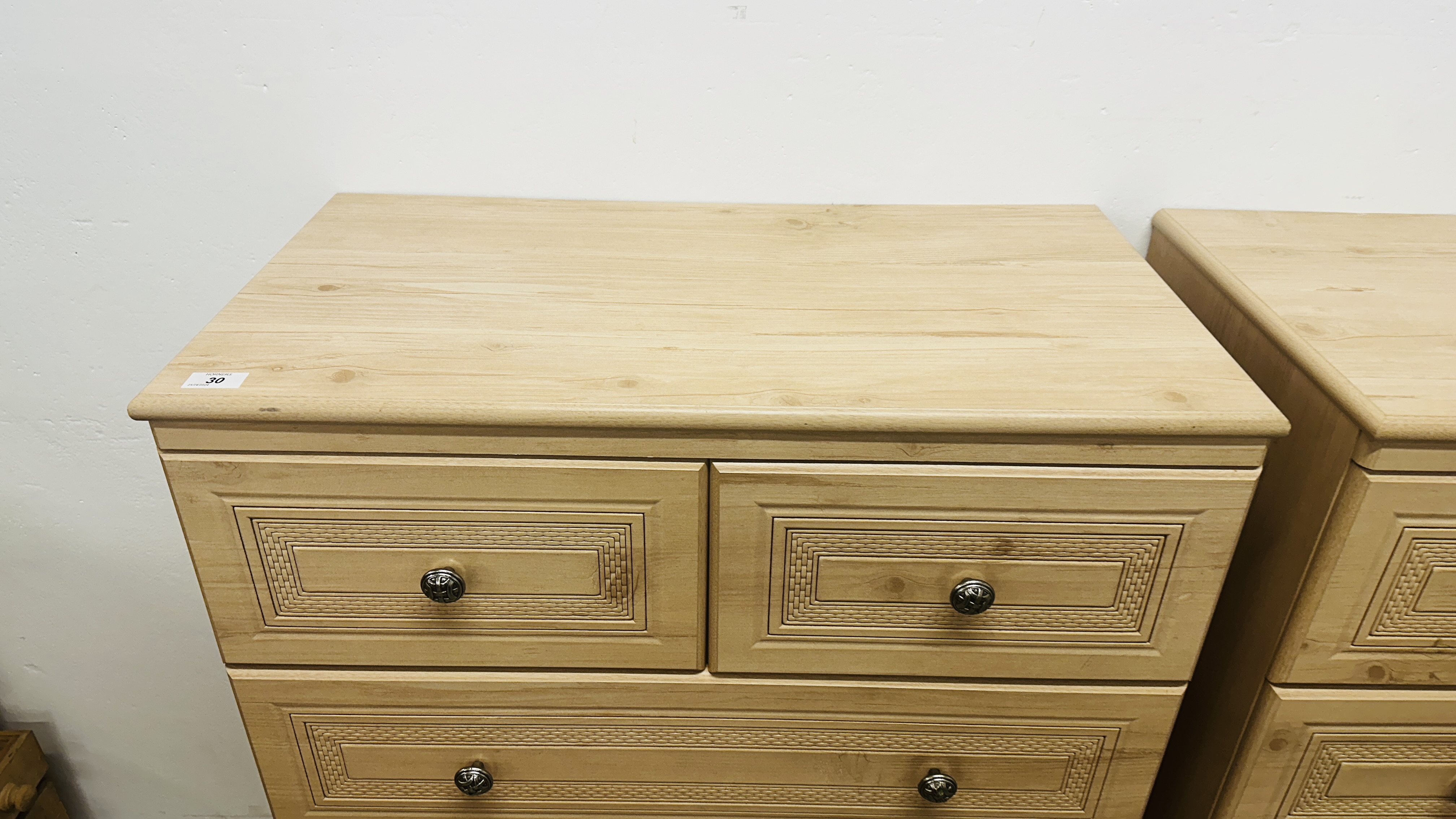 A PAIR OF ALSTONS OYSTER BAY MODERN LIMED FINISH TWO OVER THREE DRAWER CHESTS EACH W 77CM X D 41CM - Image 3 of 11