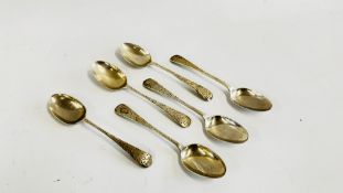 A SET OF 6 ANTIQUE SILVER ENGRAVED TEASPOONS, SHEFFIELD ASSAY 1903.