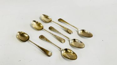 A SET OF 6 ANTIQUE SILVER ENGRAVED TEASPOONS, SHEFFIELD ASSAY 1903.