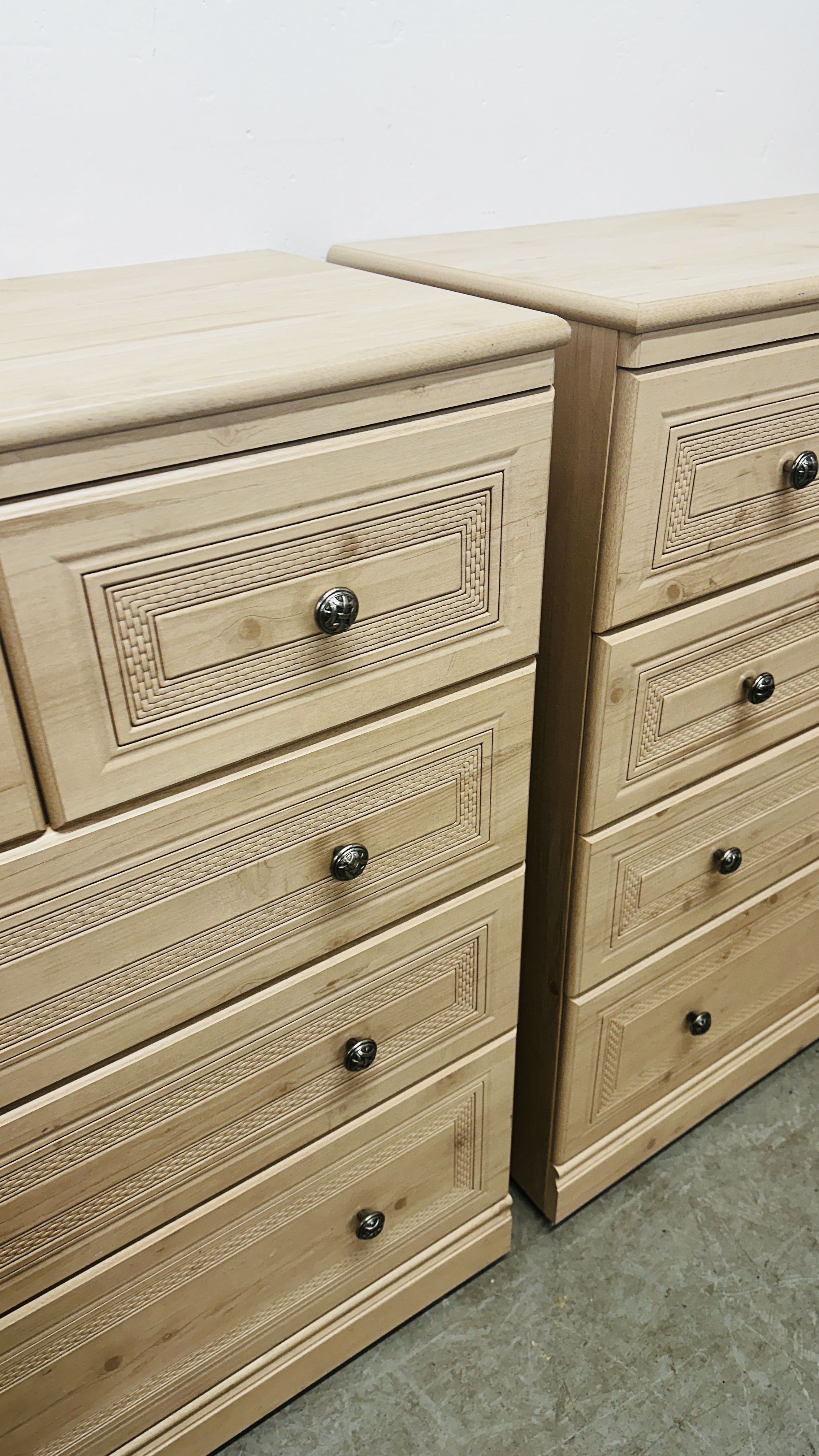 A PAIR OF ALSTONS OYSTER BAY MODERN LIMED FINISH TWO OVER THREE DRAWER CHESTS EACH W 77CM X D 41CM - Image 7 of 11