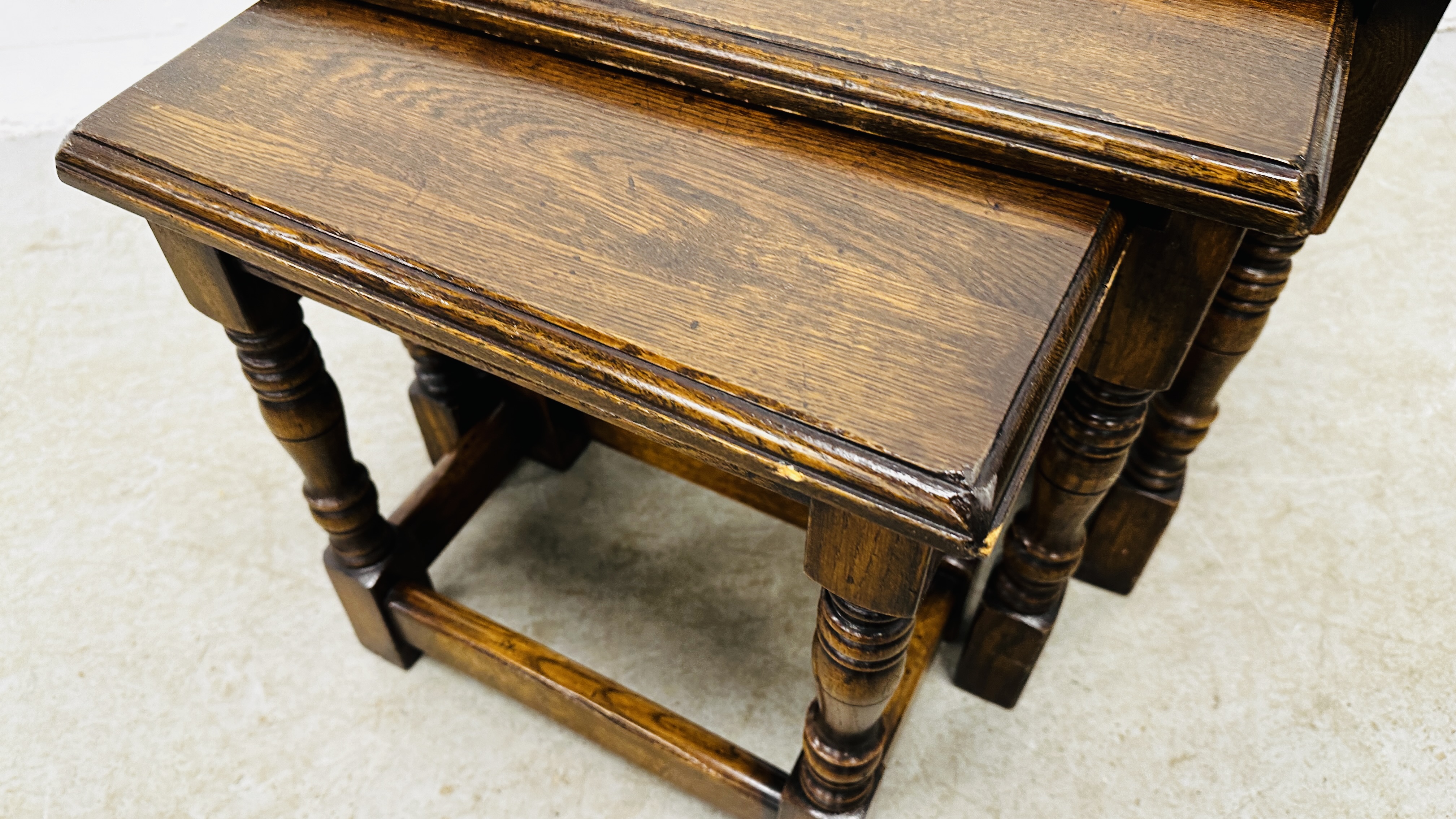 NEST OF THREE GRADUATED SOLID OAK OCCASIONAL TABLES. - Image 5 of 9