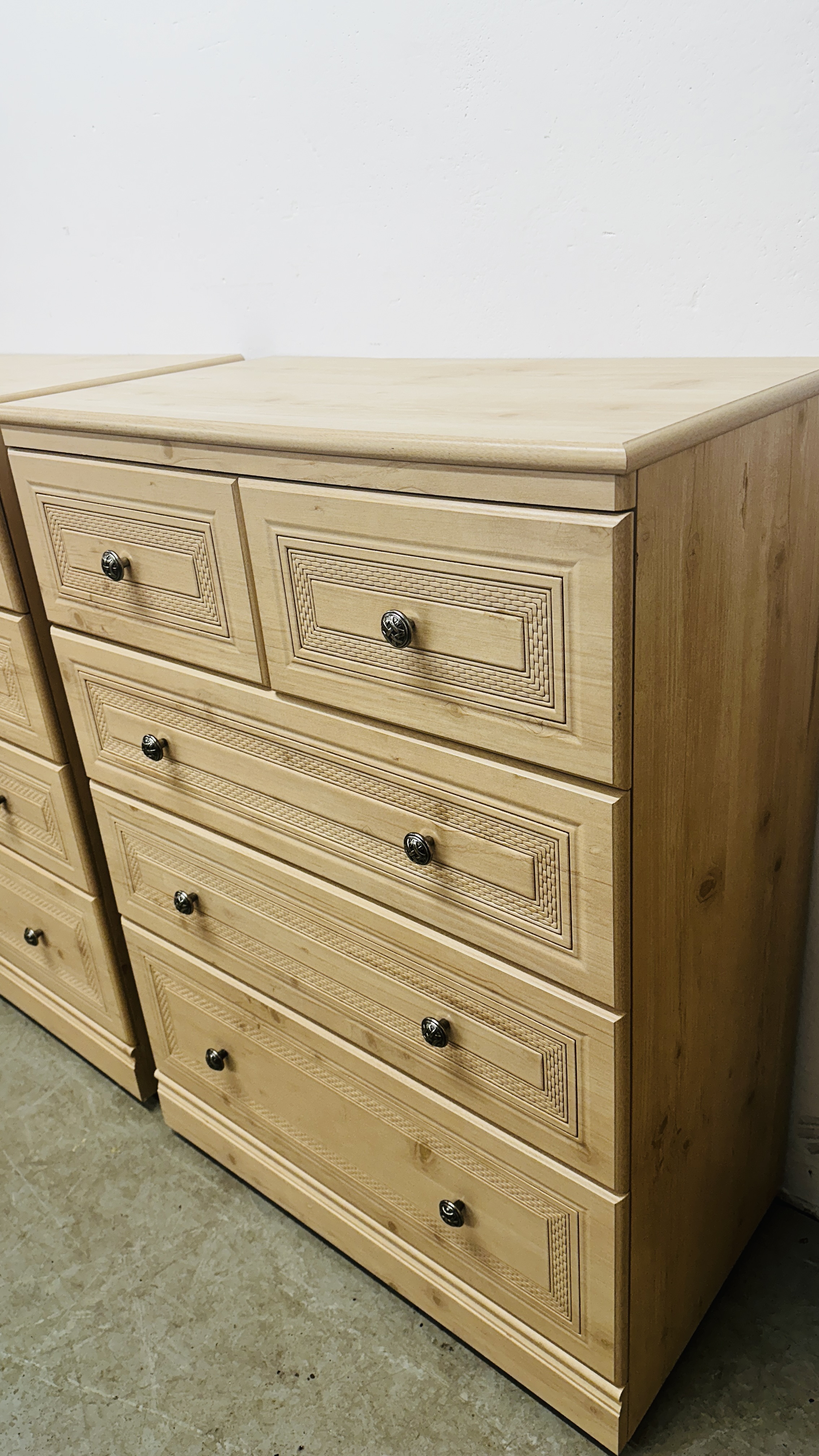 A PAIR OF ALSTONS OYSTER BAY MODERN LIMED FINISH TWO OVER THREE DRAWER CHESTS EACH W 77CM X D 41CM - Image 10 of 11