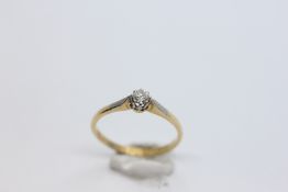 AN 18CT GOLD AND PLAT DIAMOND SOLITAIRE RING.