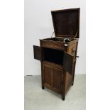 AN OAK CABINET GRAMOPHONE AND MIXED RECORDS W 50 X D 47 X H 100CM.