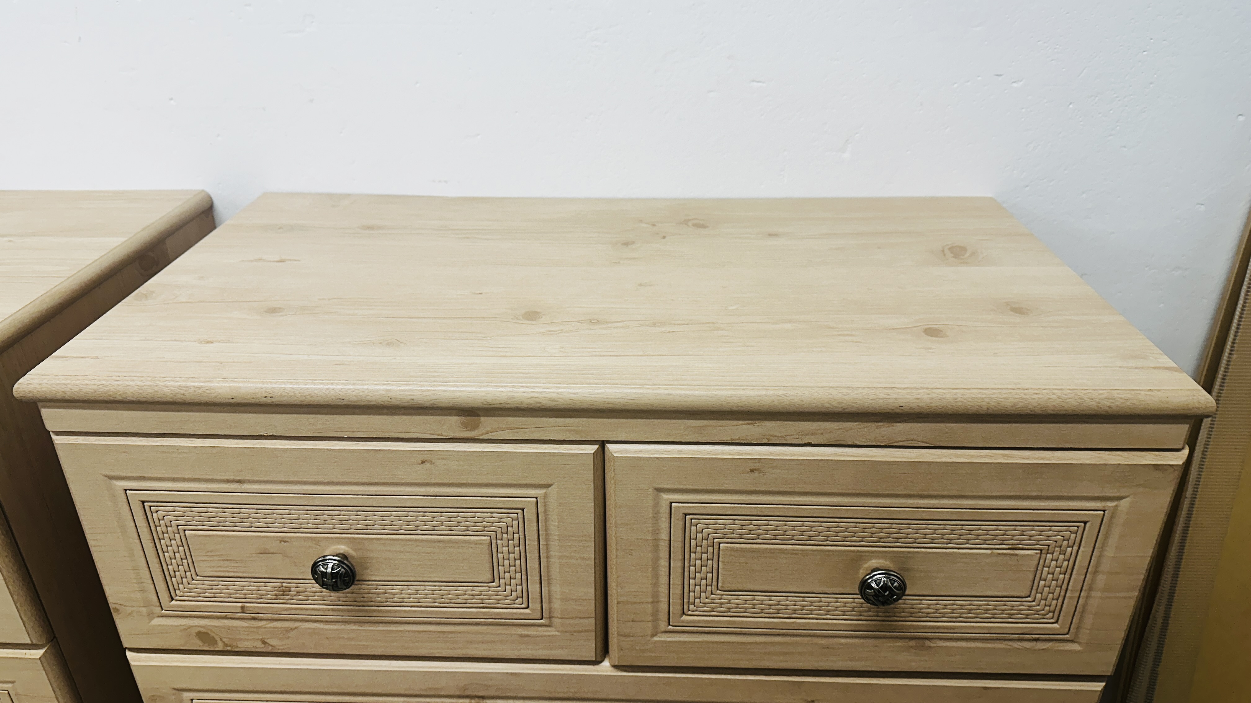 A PAIR OF ALSTONS OYSTER BAY MODERN LIMED FINISH TWO OVER THREE DRAWER CHESTS EACH W 77CM X D 41CM - Image 8 of 11