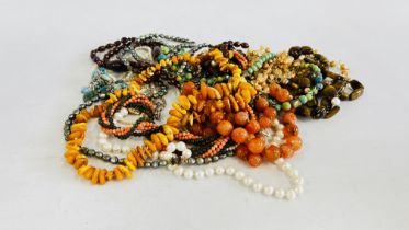 A GROUP OF COSTUME JEWELLERY TO INCLUDE AMBER, REAL STONE BEADS, FRESHWATER PEARL ETC.