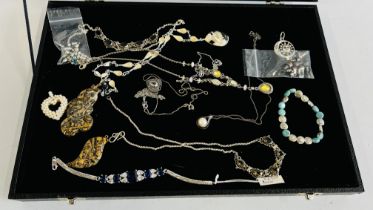 A MODERN JEWELLERY DISPLAY CASE AND CONTENTS TO INCLUDE VARIOUS SILVER AND WHITE METAL NECKLACES TO