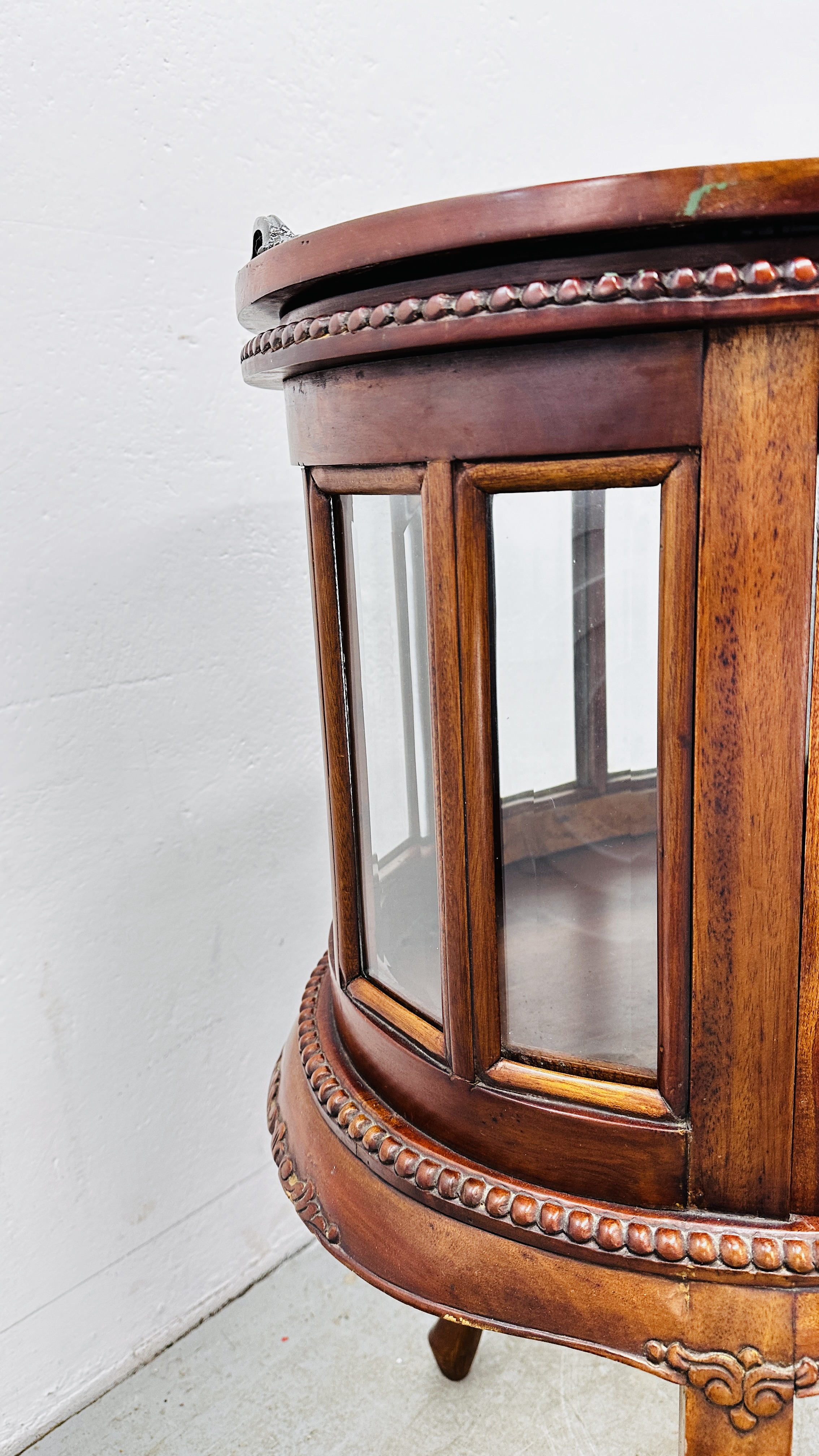 A REPRODUCTION MAHOGANY OVAL DRINKS CABINET WITH TRAY TO TOP, - Image 7 of 10