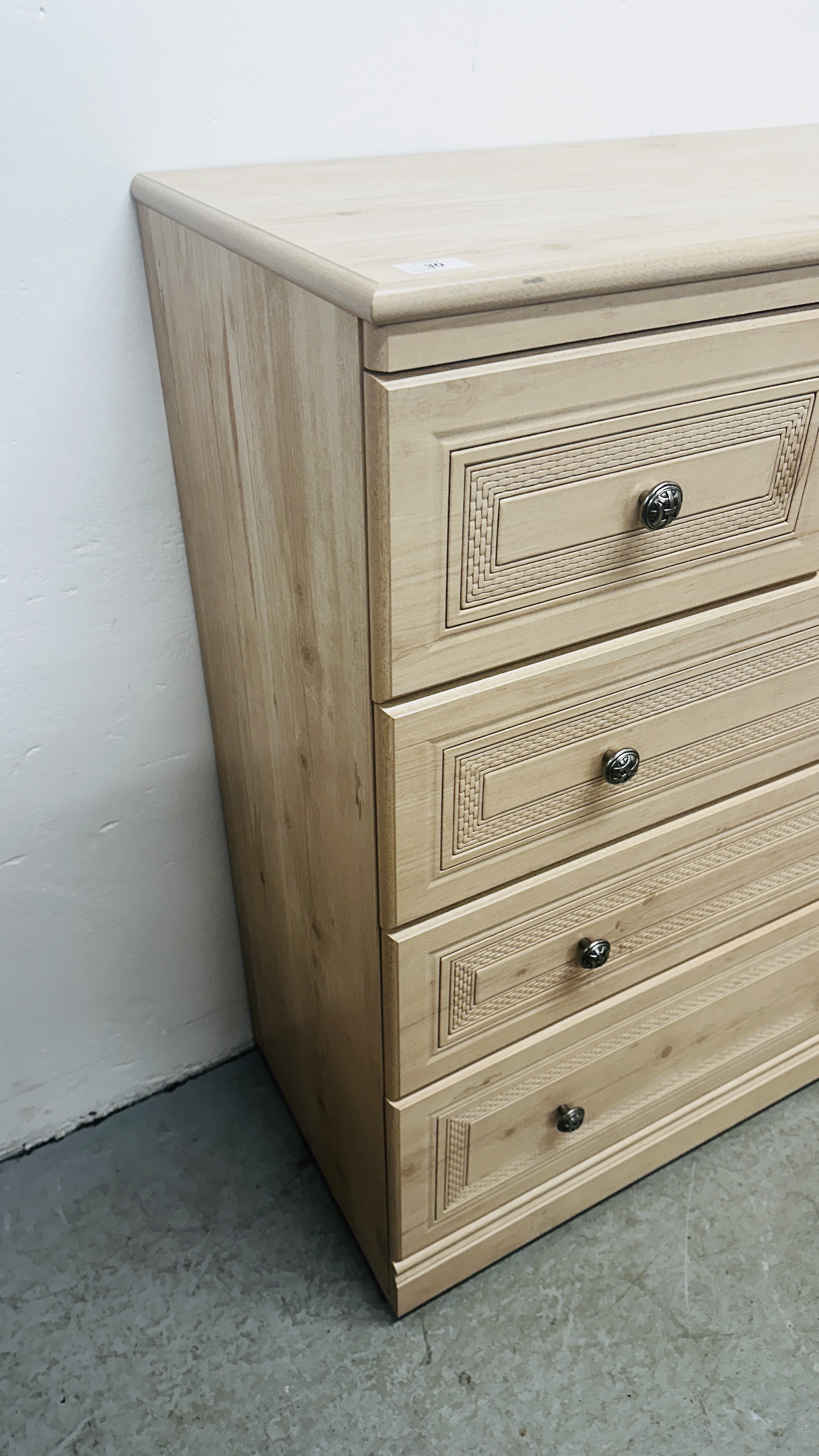 A PAIR OF ALSTONS OYSTER BAY MODERN LIMED FINISH TWO OVER THREE DRAWER CHESTS EACH W 77CM X D 41CM - Image 6 of 11