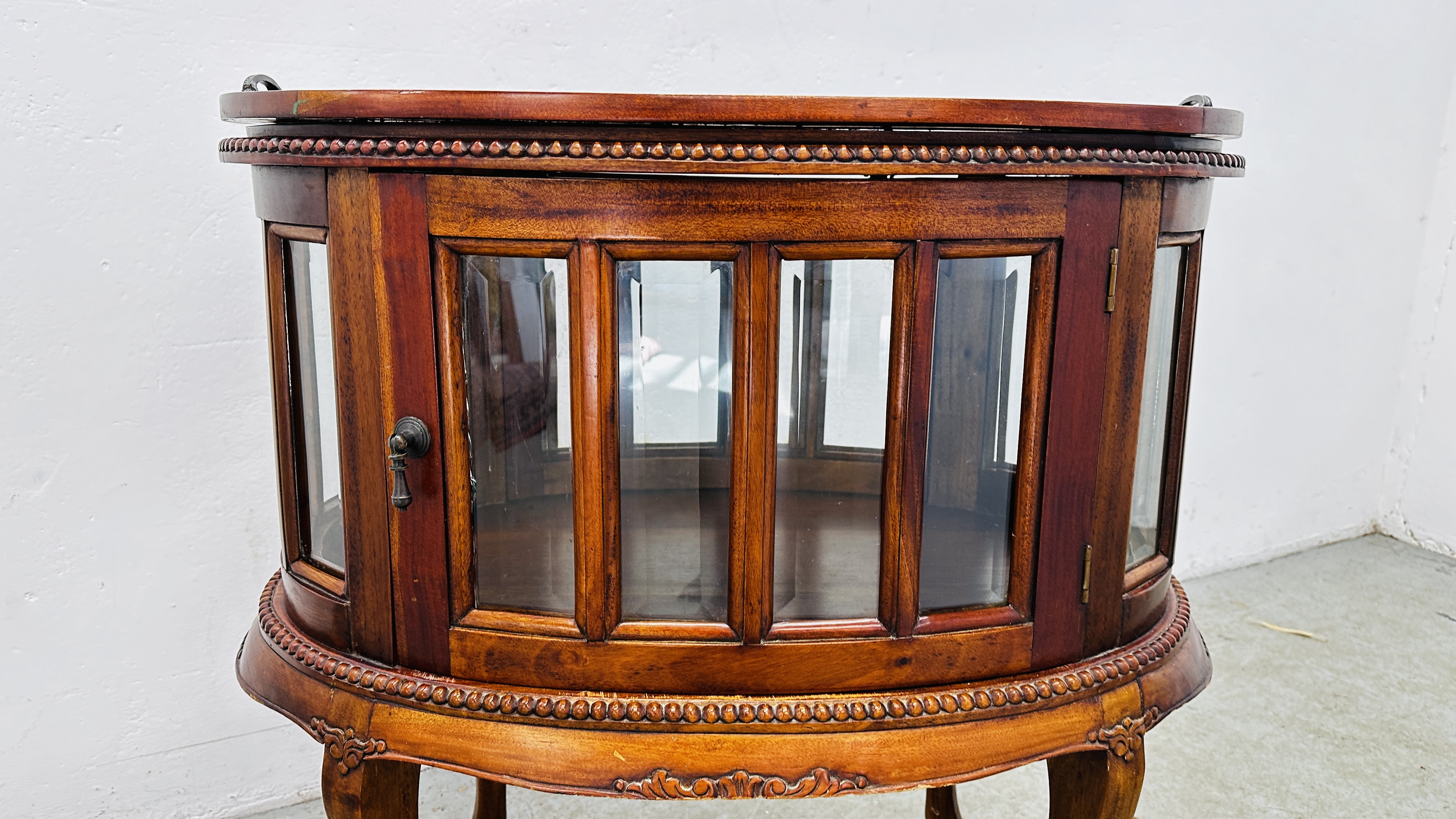A REPRODUCTION MAHOGANY OVAL DRINKS CABINET WITH TRAY TO TOP, - Image 4 of 10