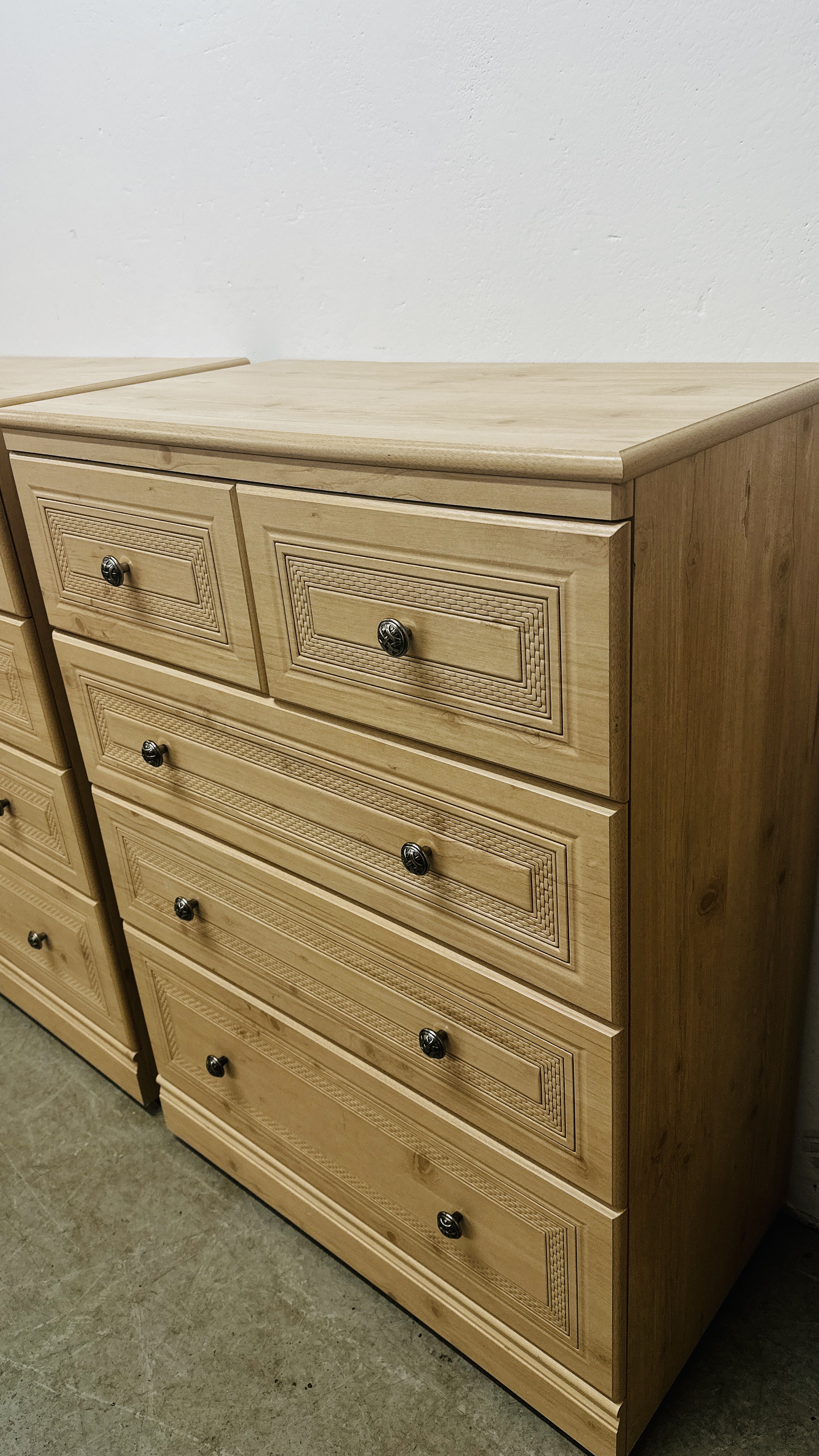 A PAIR OF ALSTONS OYSTER BAY MODERN LIMED FINISH TWO OVER THREE DRAWER CHESTS EACH W 77CM X D 41CM - Image 11 of 11