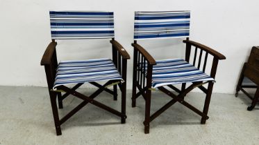 A PAIR OF DIRECTOR'S STYLE FOLDING GARDEN CHAIRS.